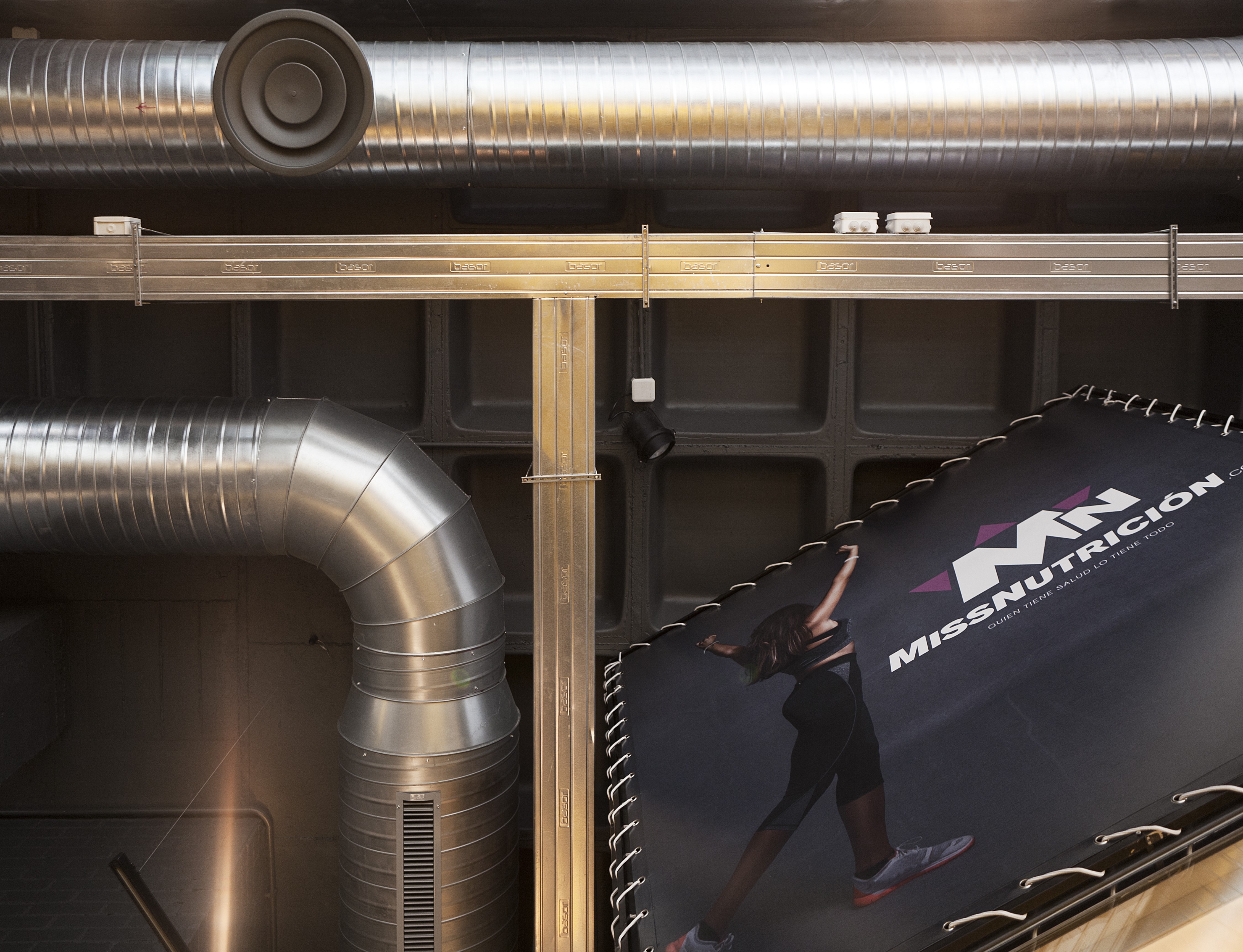 工业风 MISTERNUTRICIÓN 旗舰店，简约设计诠释 Santiago de Compostela-23