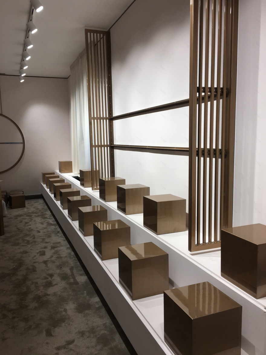 米兰奢华鞋履品牌 Racine Carrée 手工绘金钢精品店-0