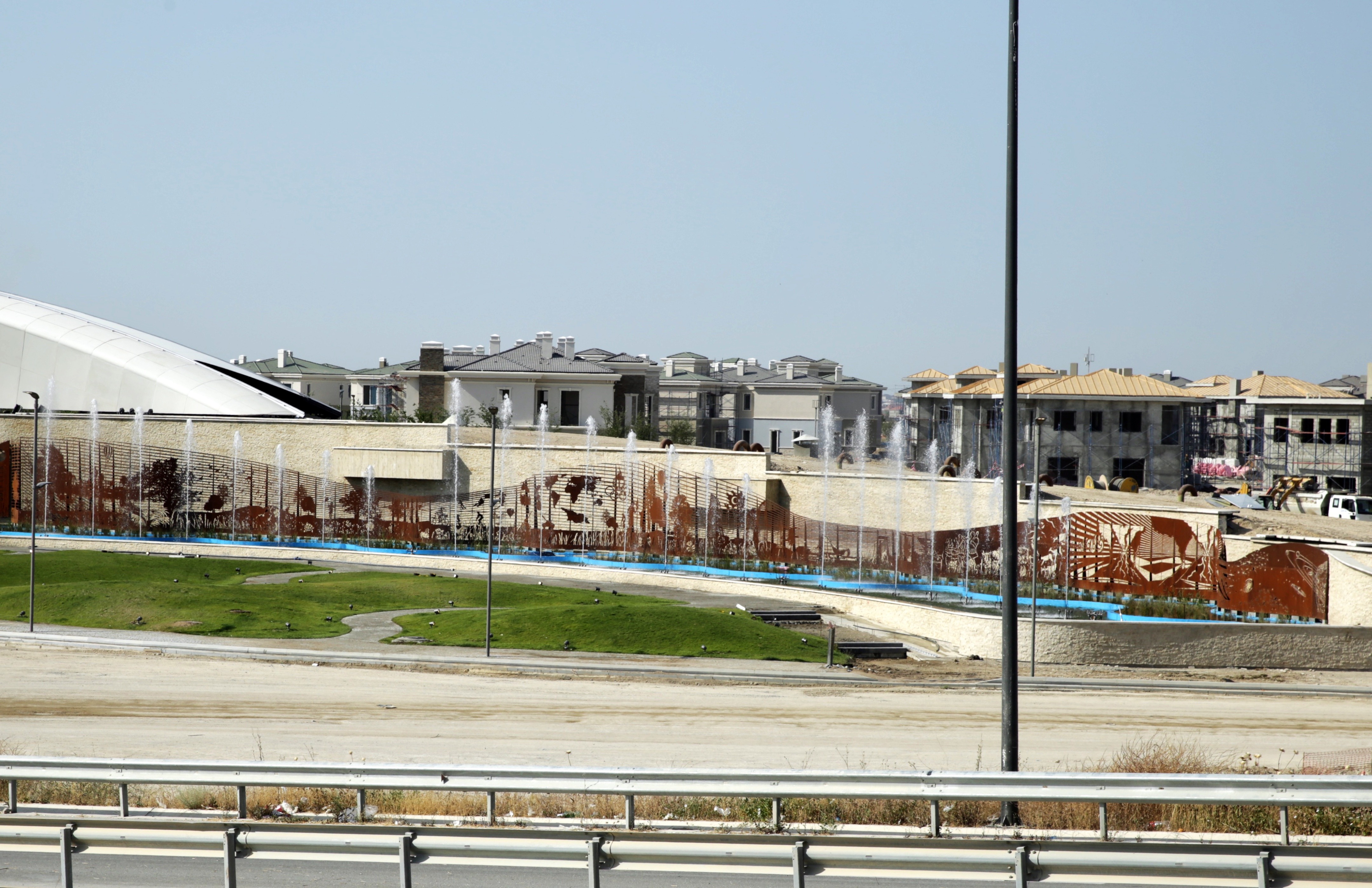 阿塞拜疆 IDEA 公司打造梦幻高尔夫俱乐部入口巨型艺术装置-17