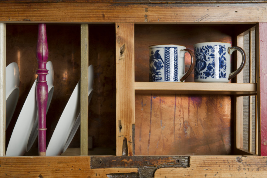 颠覆传统的乡村风格木制餐具柜-21