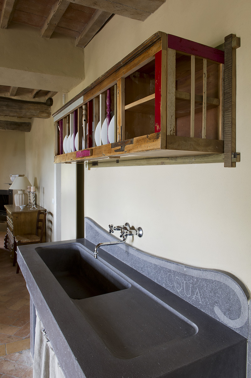 颠覆传统的乡村风格木制餐具柜-3