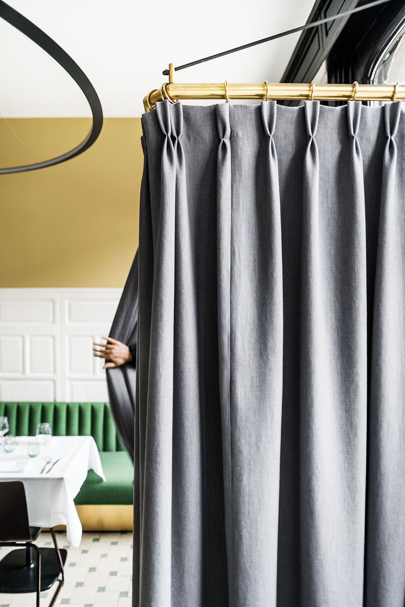 安特卫普港口的绿色回廊 · 经典法式餐厅设计-4