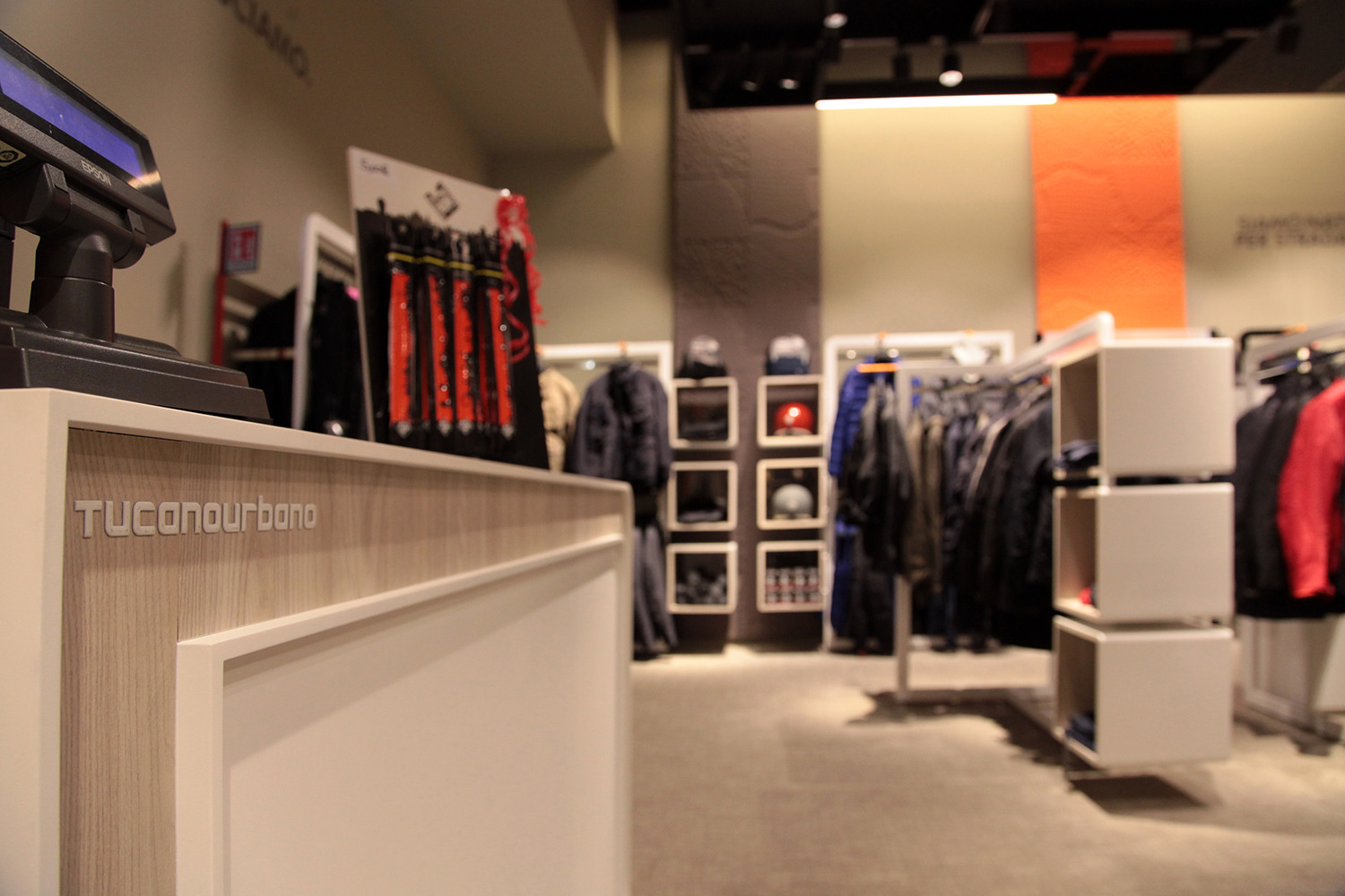 米兰风格都市骑行品牌店设计-6