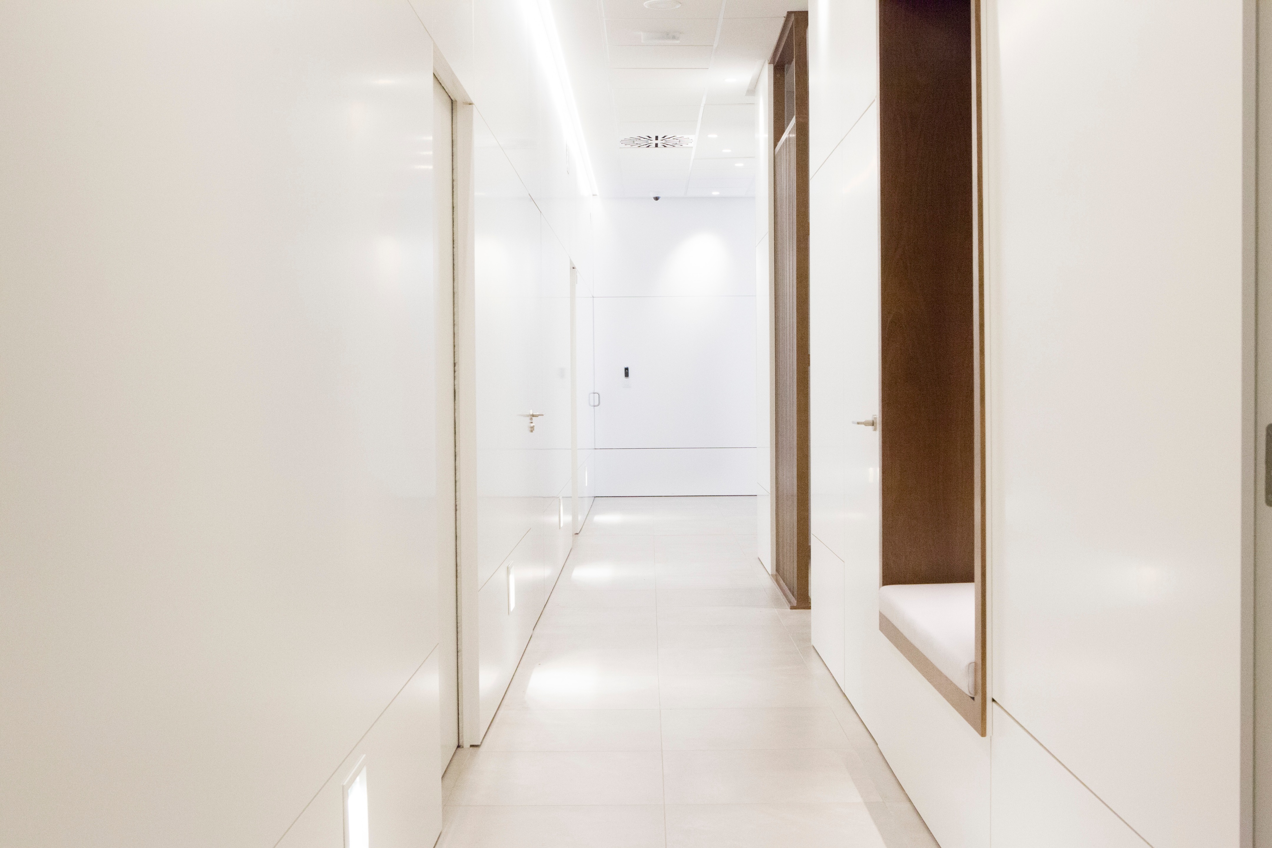 "白色调与高科技材料打造舒适医疗环境"-5