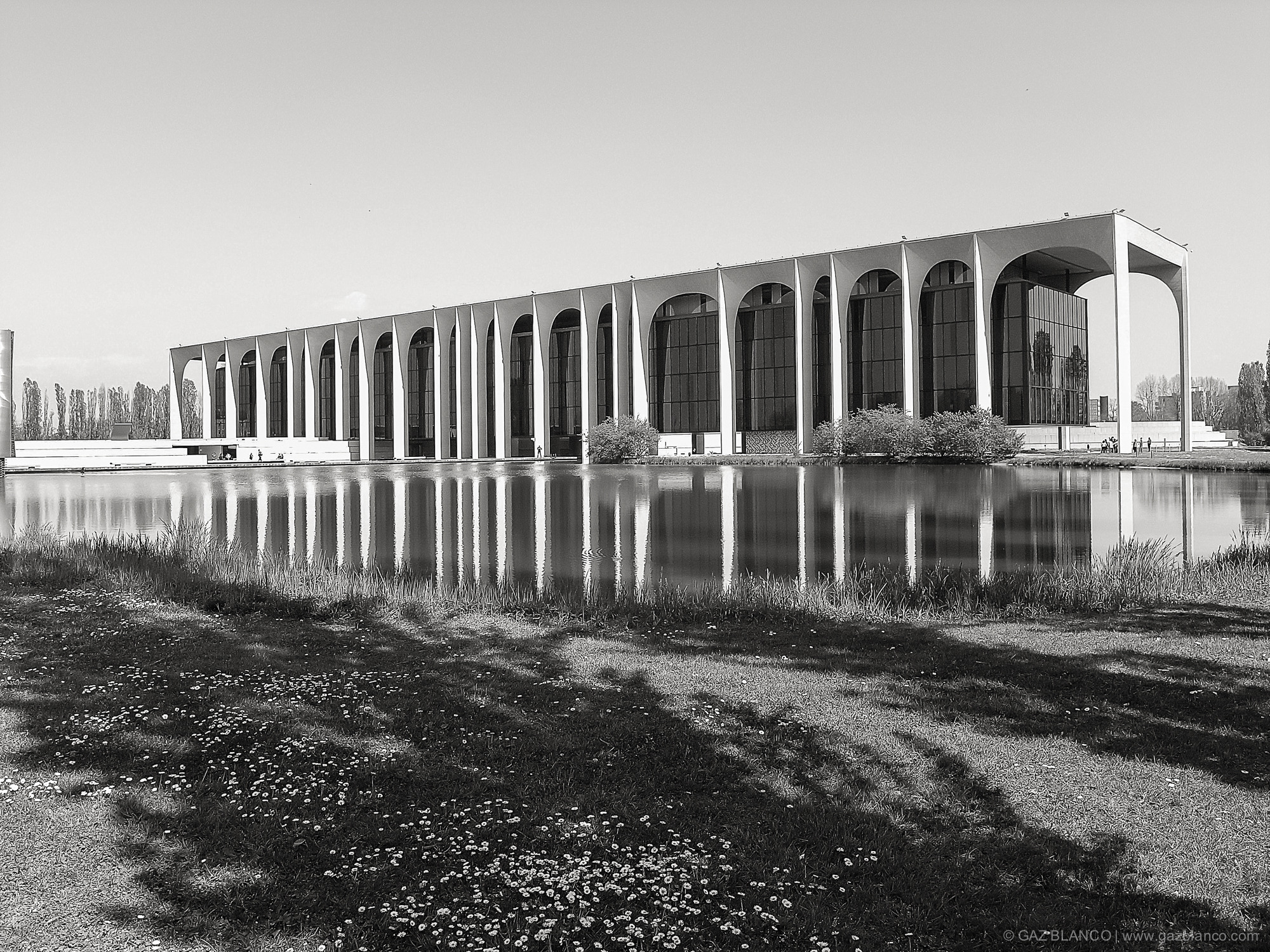 奥斯卡·尼迈耶的意大利 Mondadori 大厦 | 现代建筑的华美乐章-20