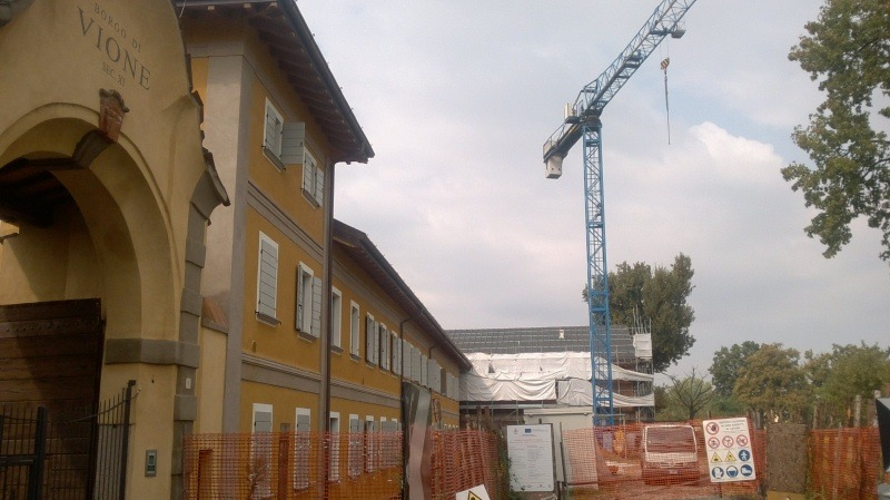 古堡图书馆的现代复兴 · Basiglio 镇“Il Borgo di Vione”项目-1