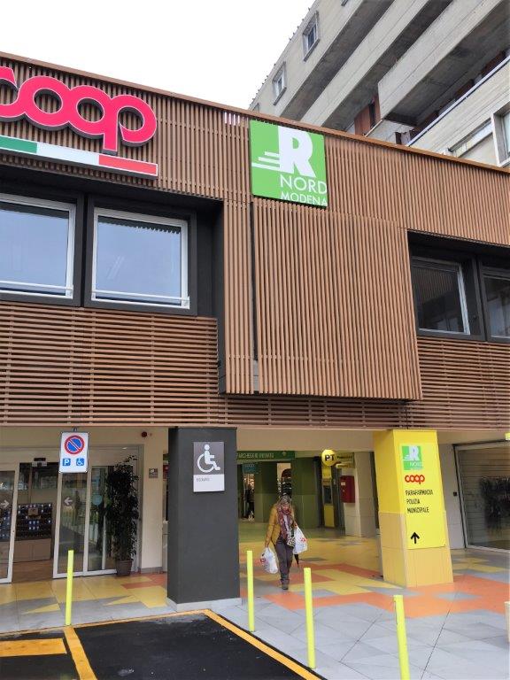 重塑 Coop 购物中心,木质复合材料打造现代购物空间-6