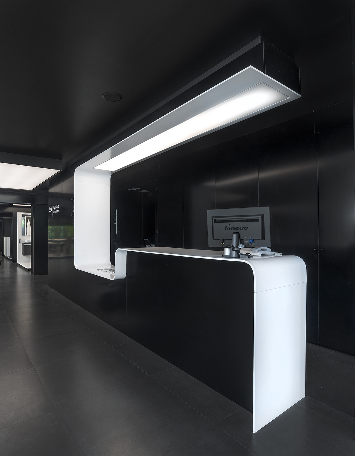 巴塞罗那 Roca 卫浴展示厅——自然光照的室内设计佳作-5