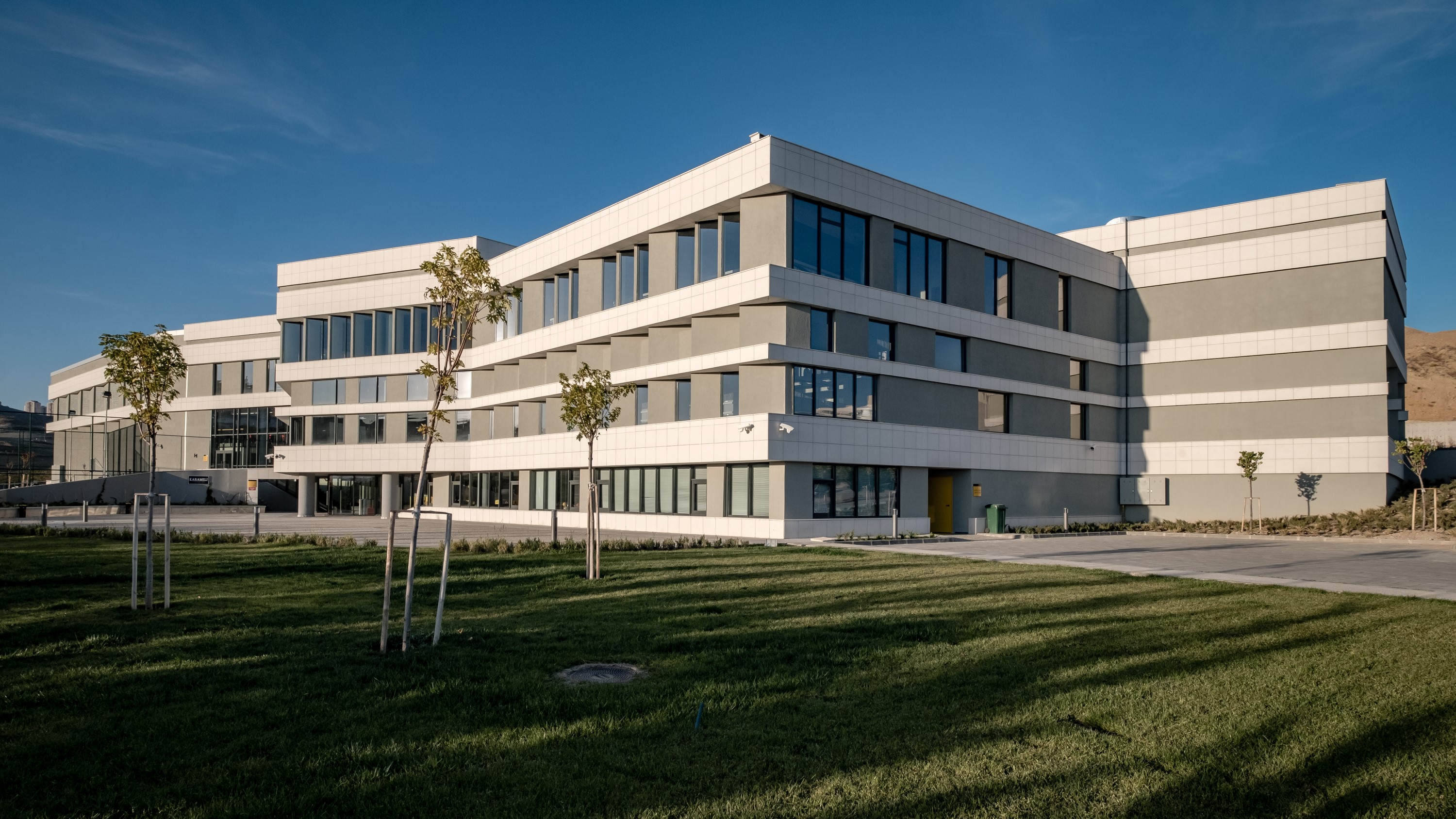 嵌于地形的活力中心——土耳其 Cankaya 大学体育中心-1