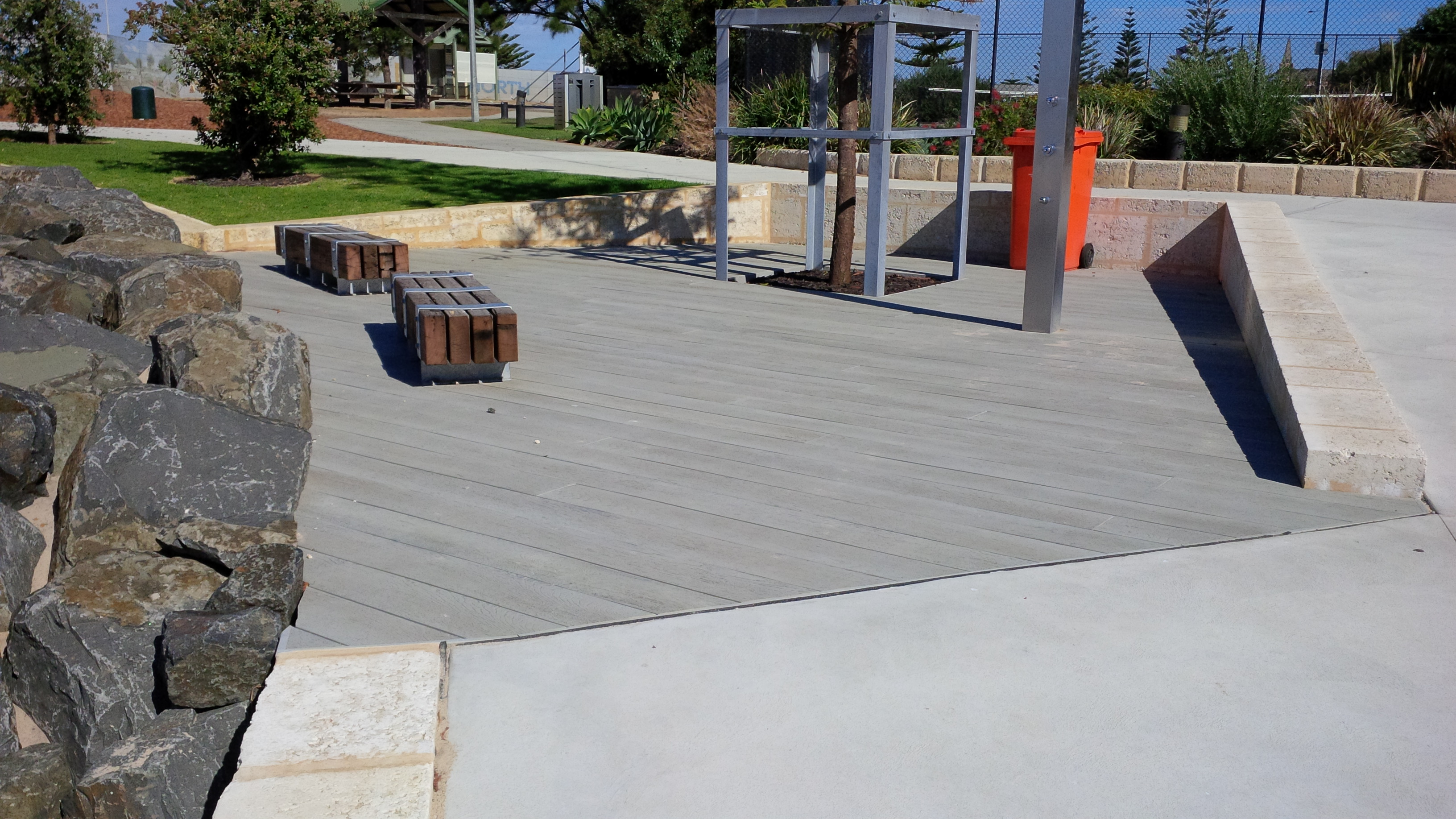 2014 年完工的 Millboard Smoked Oak decking 项目-1