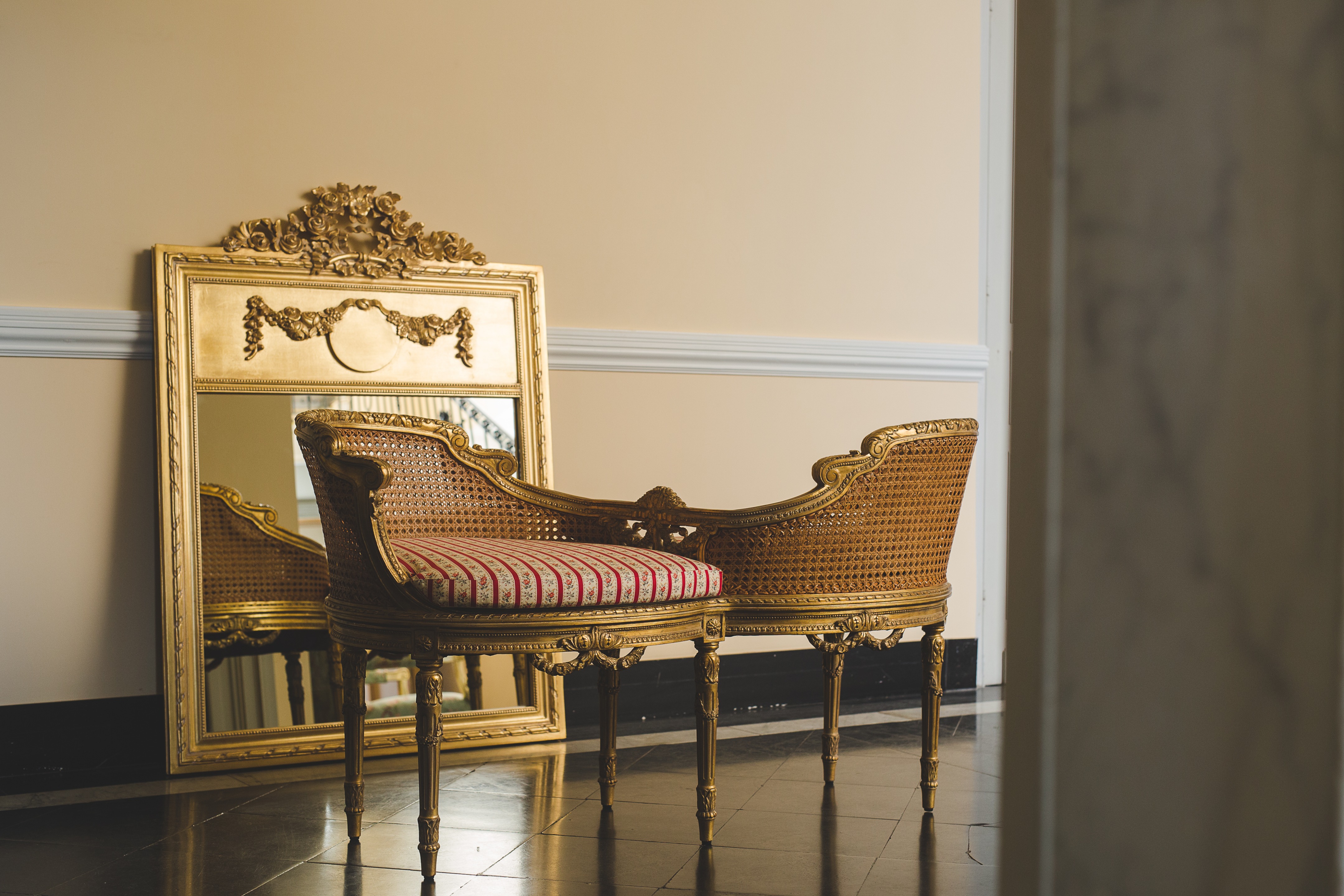 比利时 300 年历史古宅变身家具艺术展厅-10