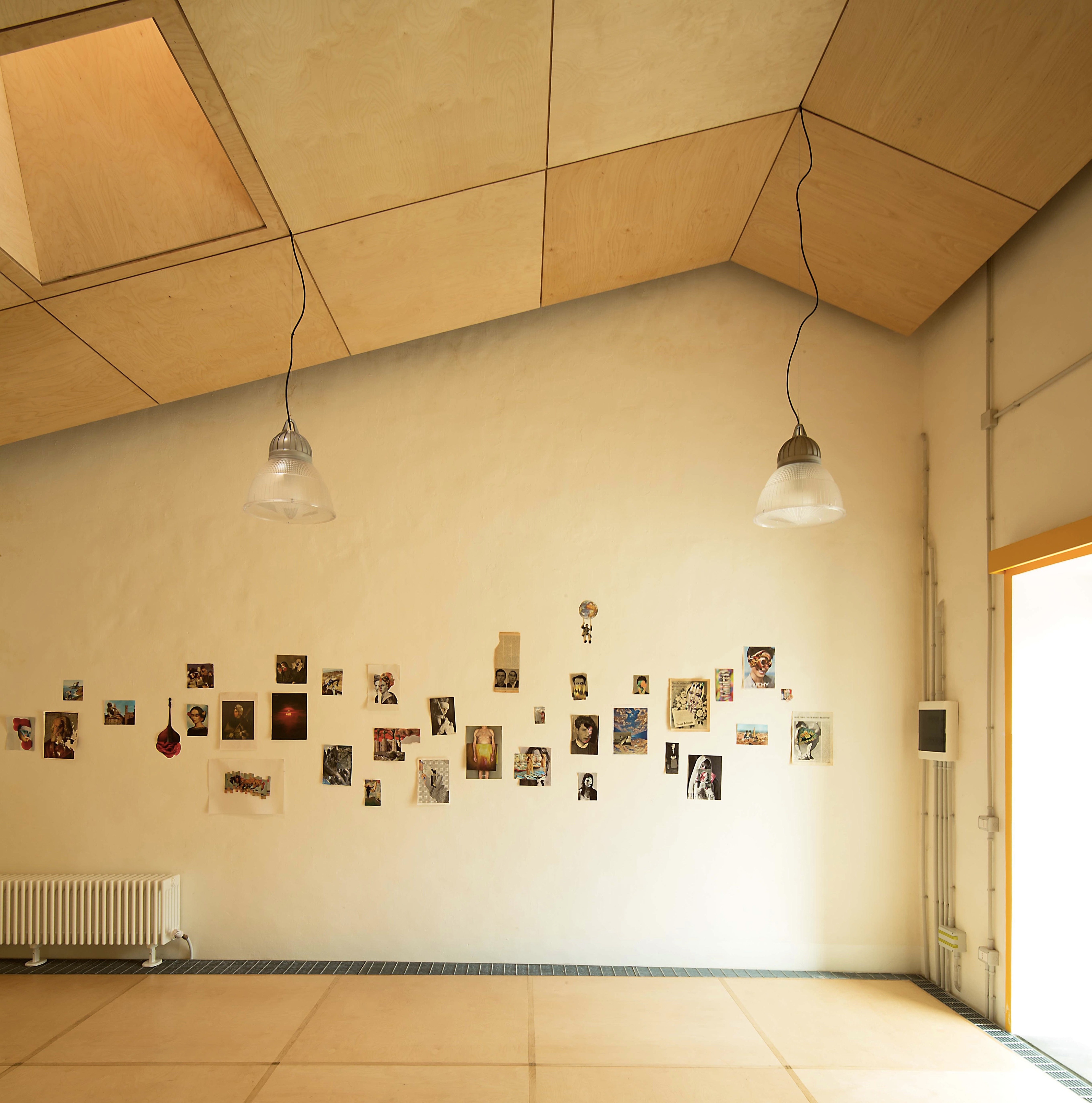 Abadir Academy 旧建筑改造,木质与彩色玻璃的现代融合-10