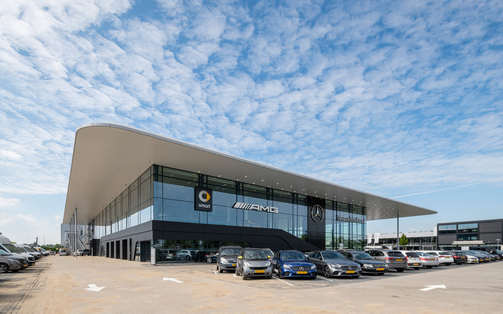 荷兰奔驰旗舰店，现代与奢华的完美融合-8