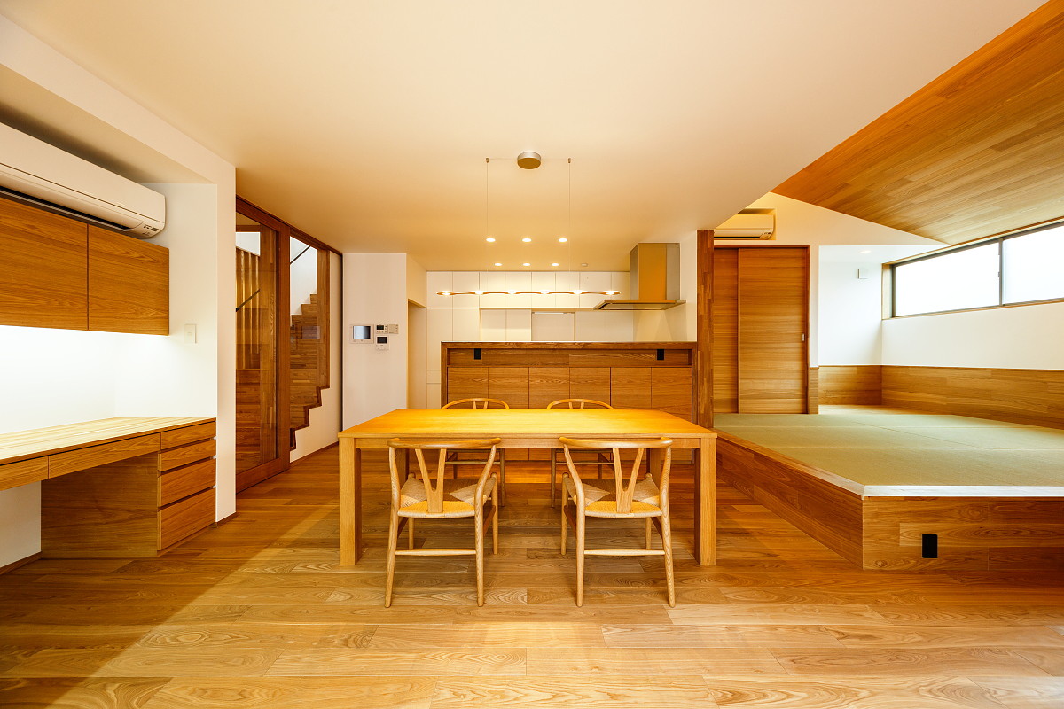 京都豪斯洛极简住宅 | 木质定制空间与倾斜天花板设计-9