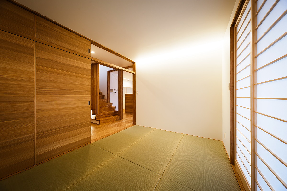 京都豪斯洛极简住宅 | 木质定制空间与倾斜天花板设计-15