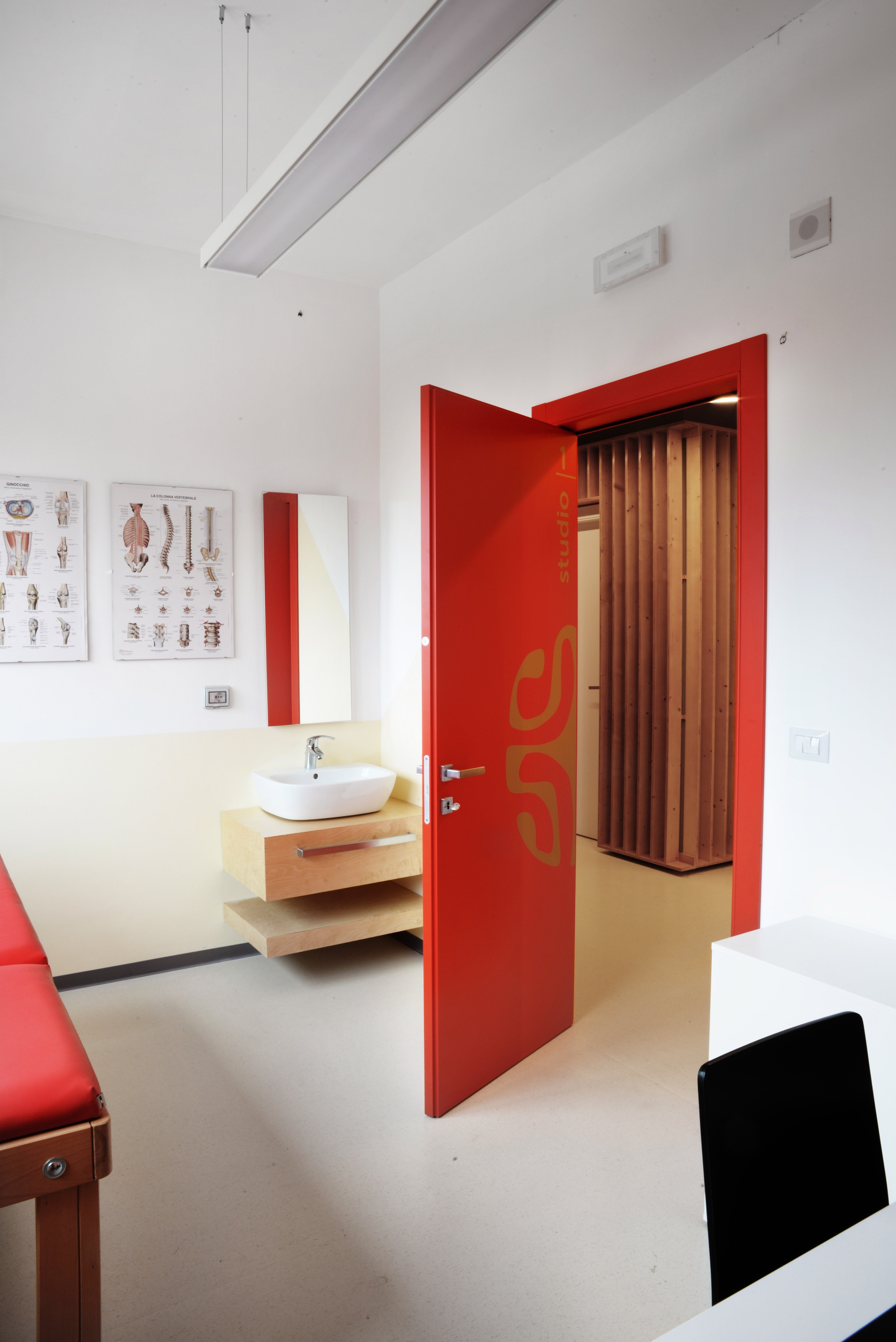 和谐均衡 | 多功能运动医疗中心设计-18