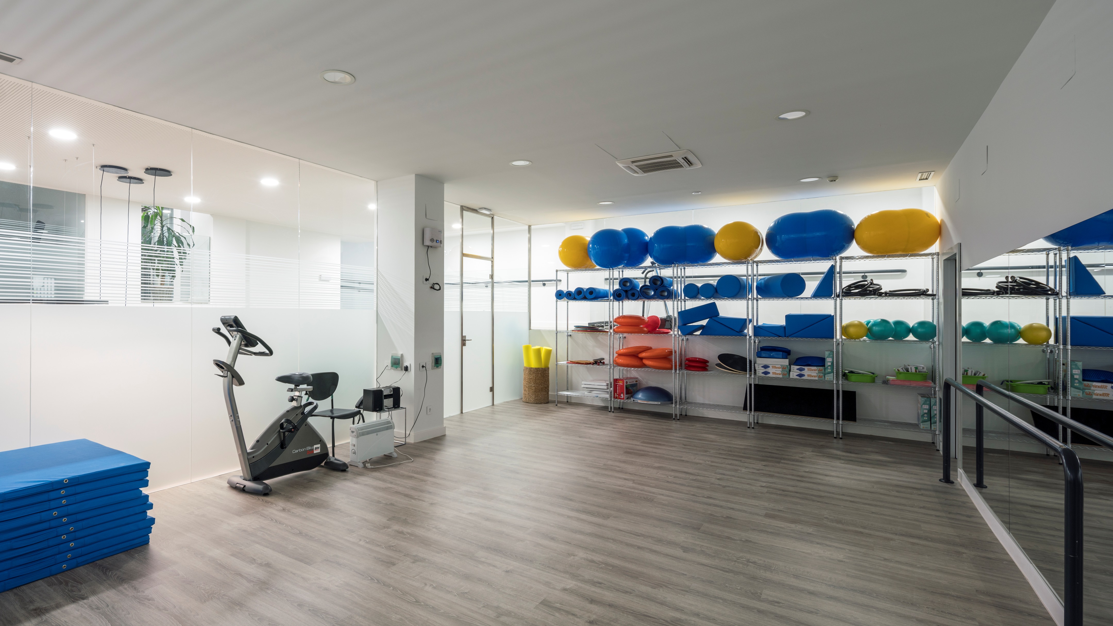 多功能康复中心 · 融入景观的城市医疗空间-28