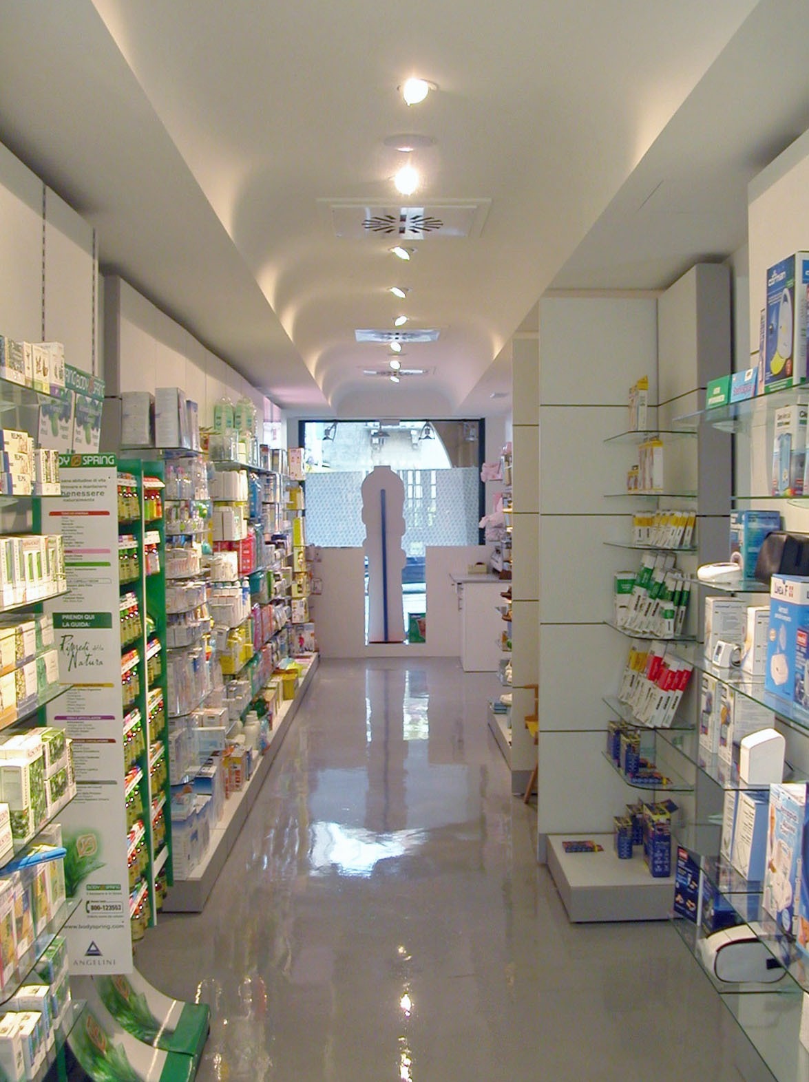 2004 年完成的 Mainardis 新药店室内设计案例-4