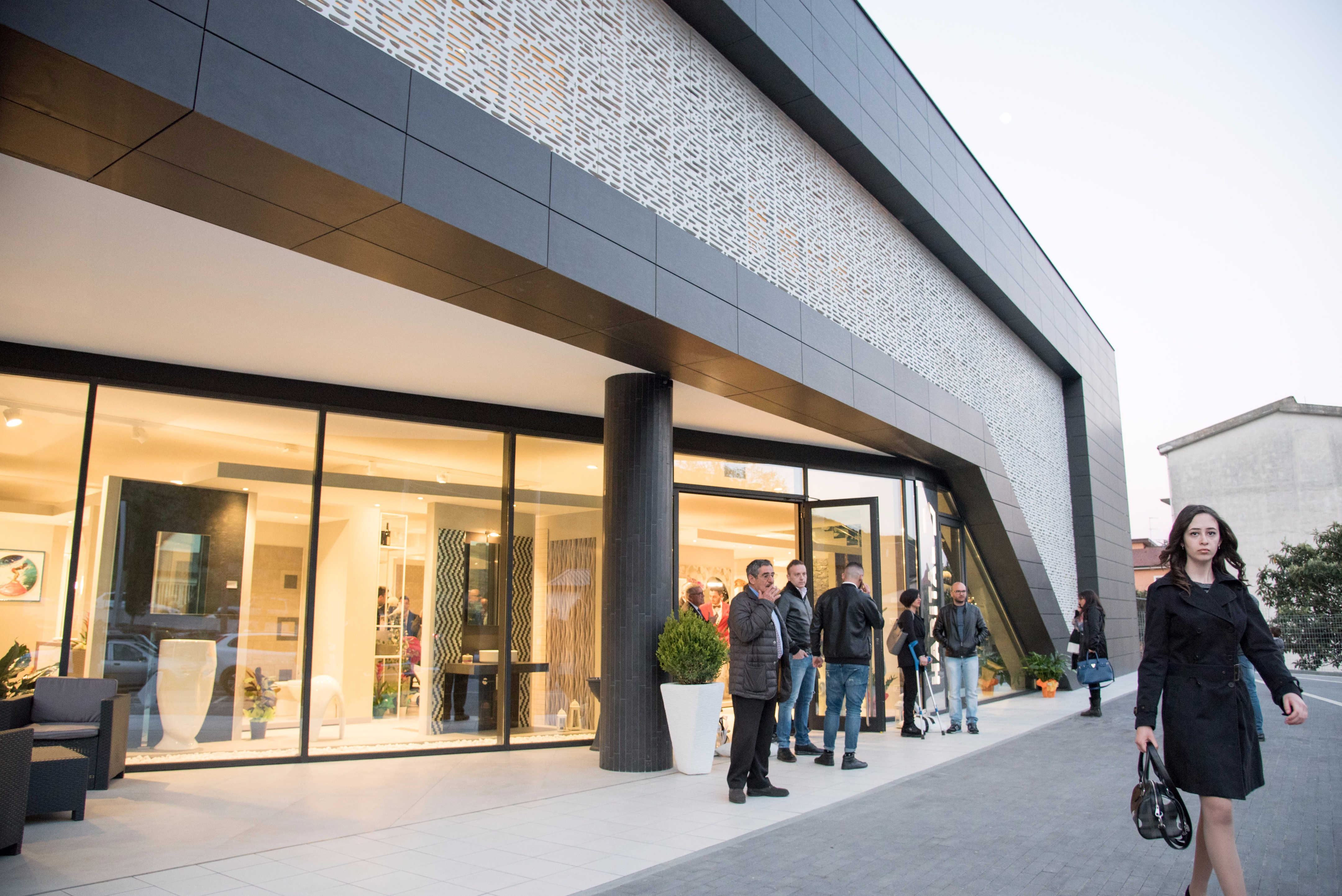 铝构玻璃水泥复合材料打造的意式展厅-3