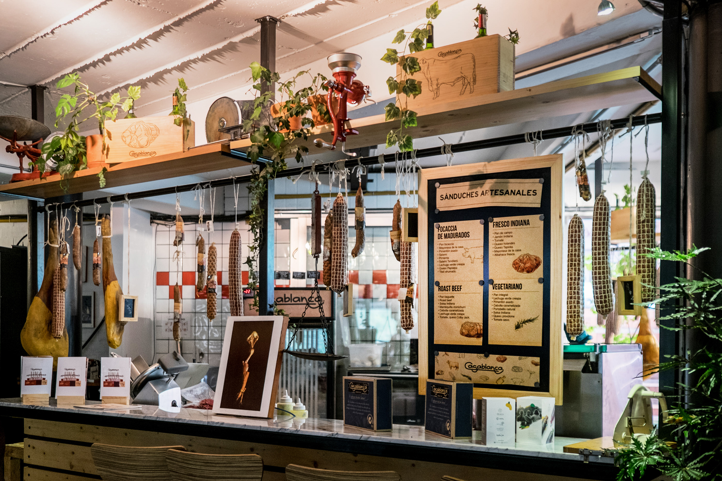 哥伦比亚 Casablanca 餐厅翻新设计 | 多样风格统一标识-3