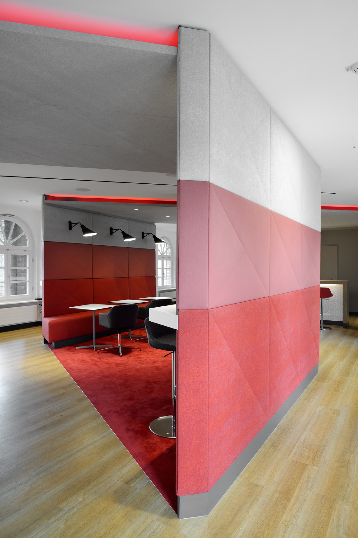 汉堡企业咨询公司办公室的社交中心设计-15