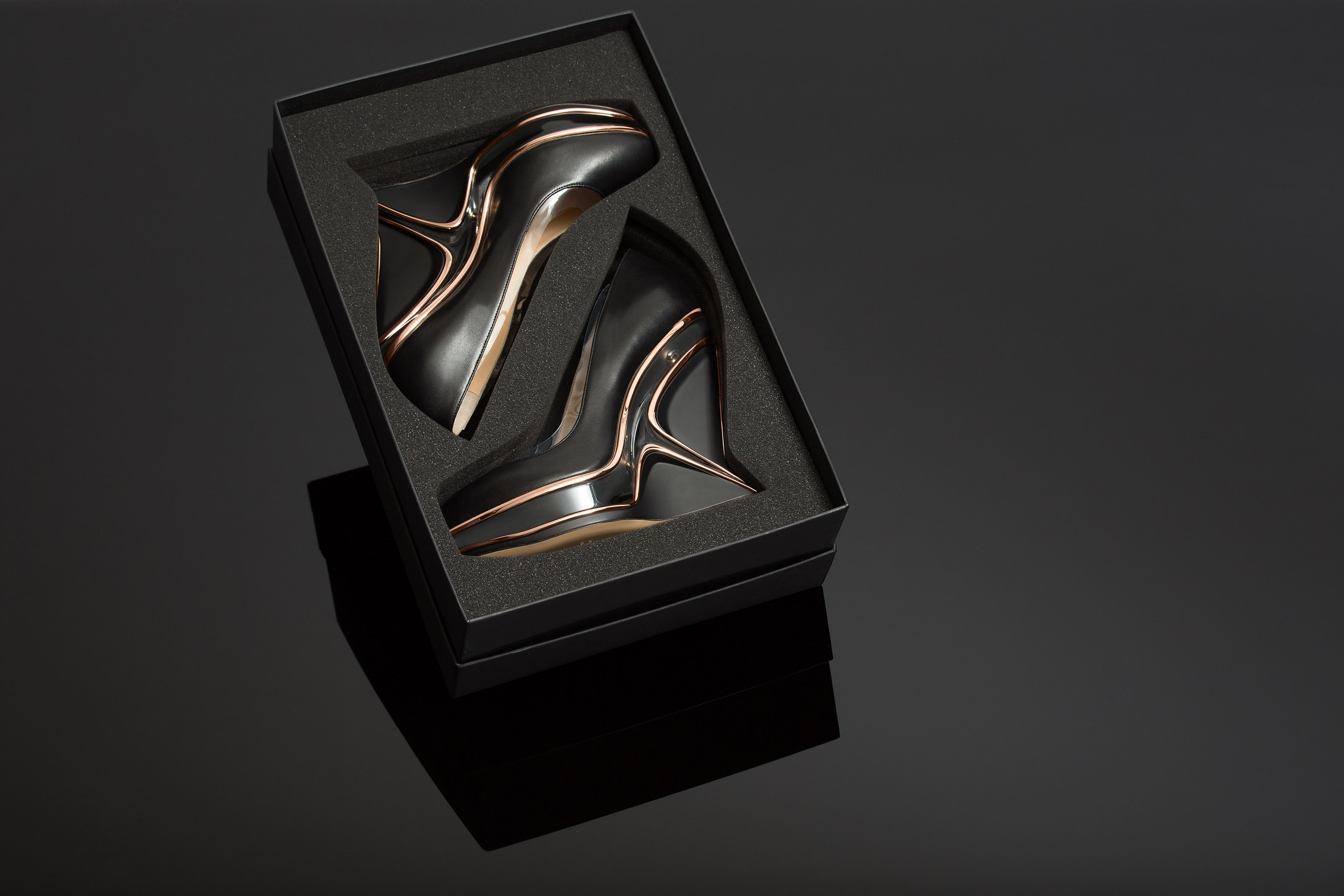 扎哈·哈迪德遗作 | 夏洛特·奥林匹亚限量版高跟鞋与离合器包-10