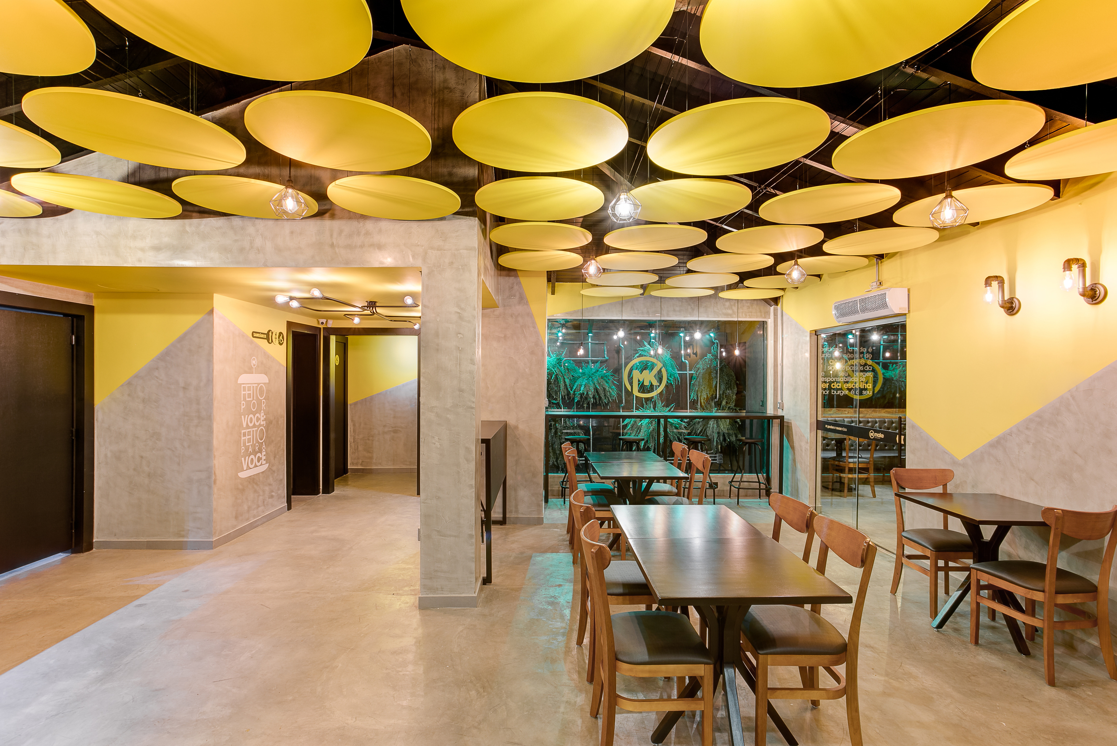 2017 年完成的汉堡店室内设计案例-16