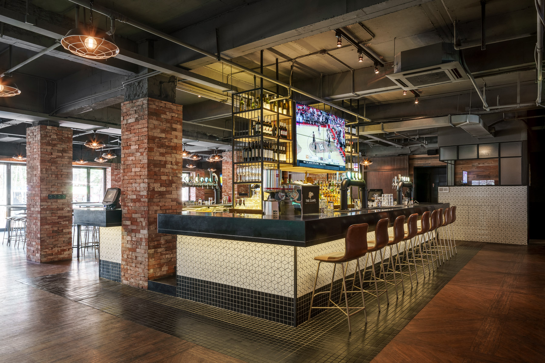 上海“骆驼”体育酒吧-1