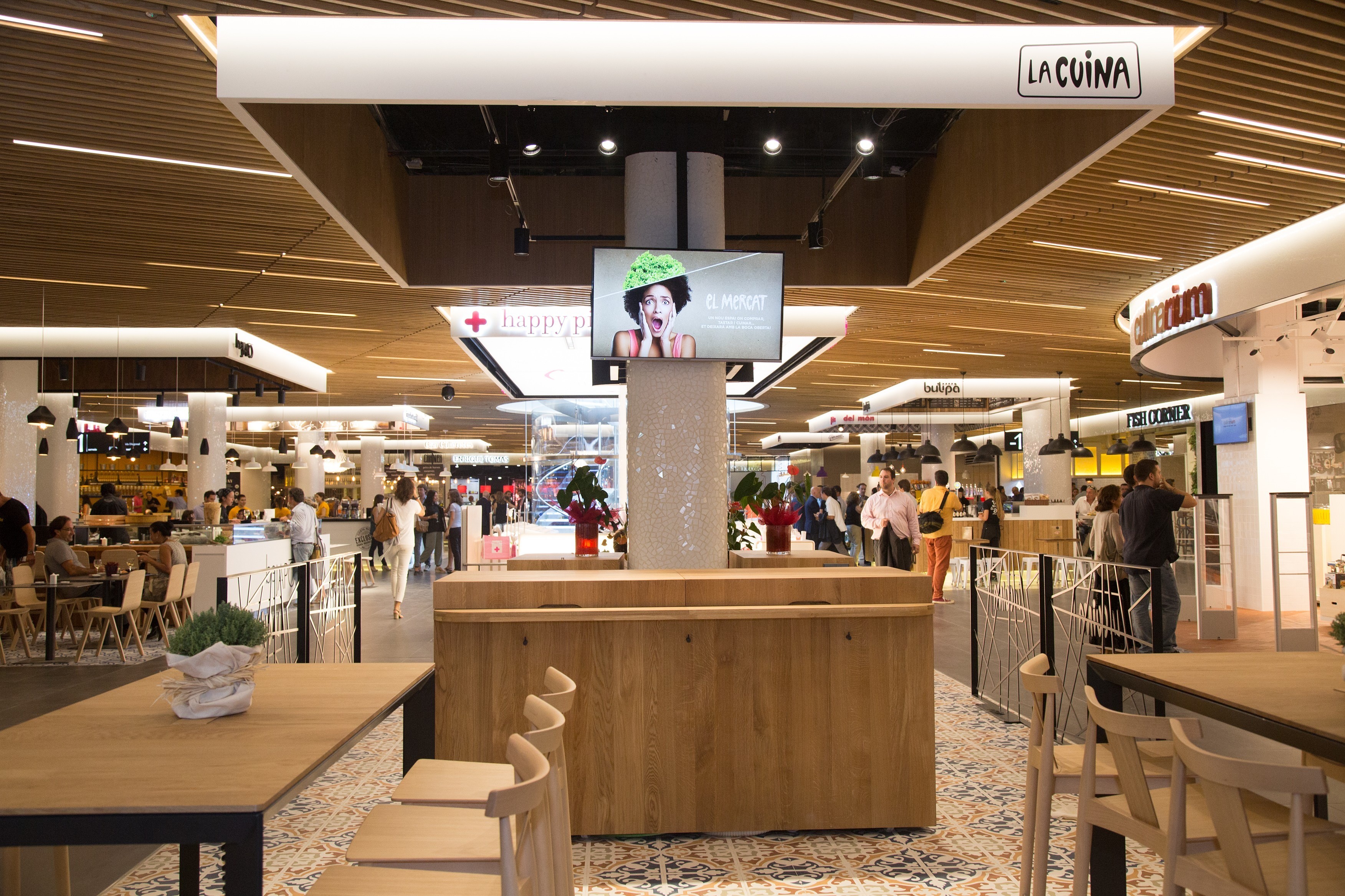 巴塞罗那"El Mercat"美食广场 | 红橡木温暖现代空间-6