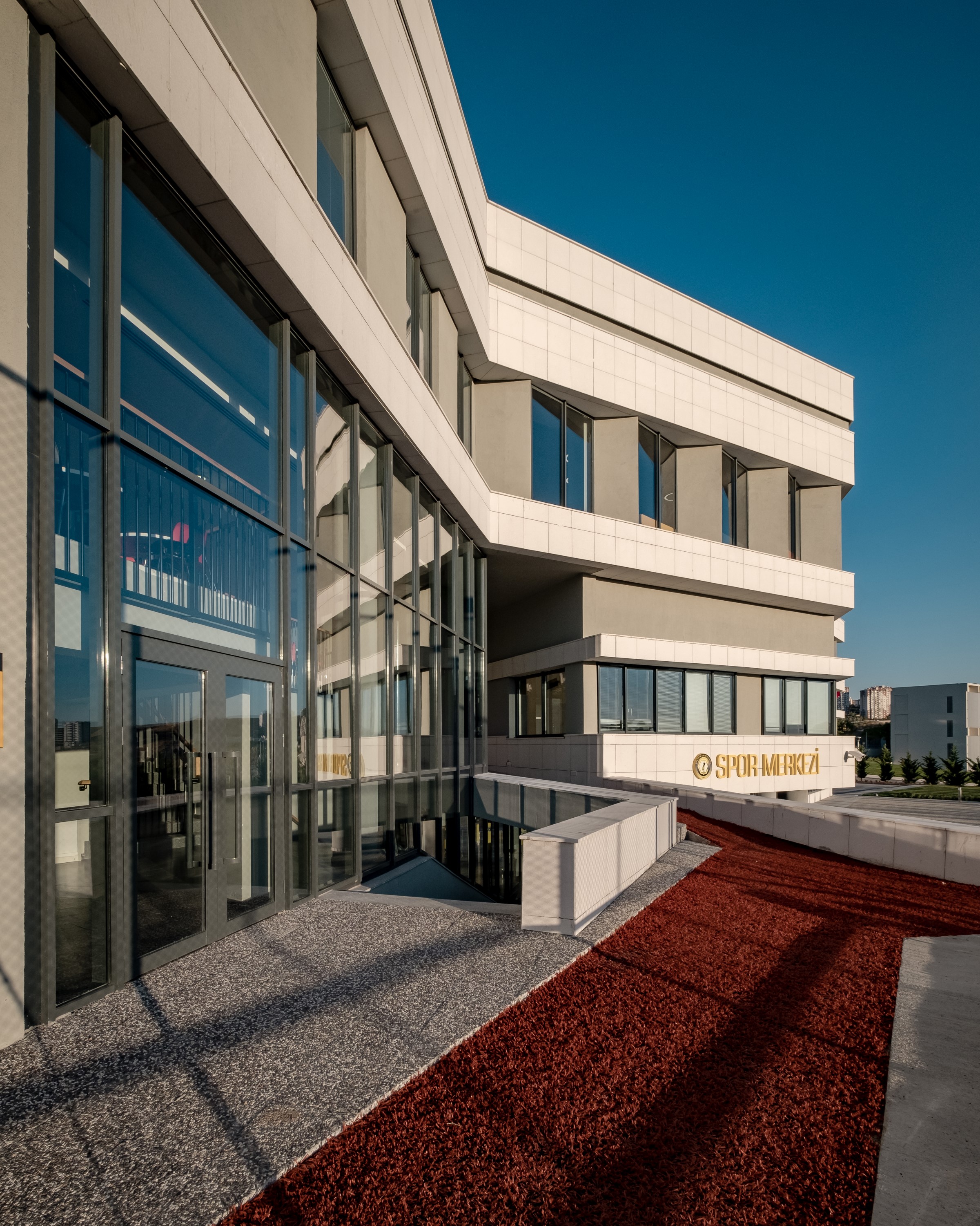 嵌于地形的活力中心——土耳其 Cankaya 大学体育中心-4