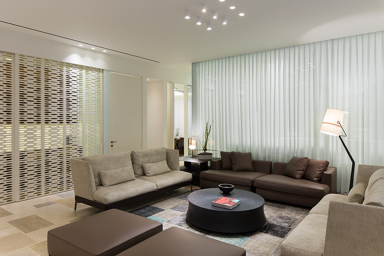 双层玻璃墙的整形诊所-20