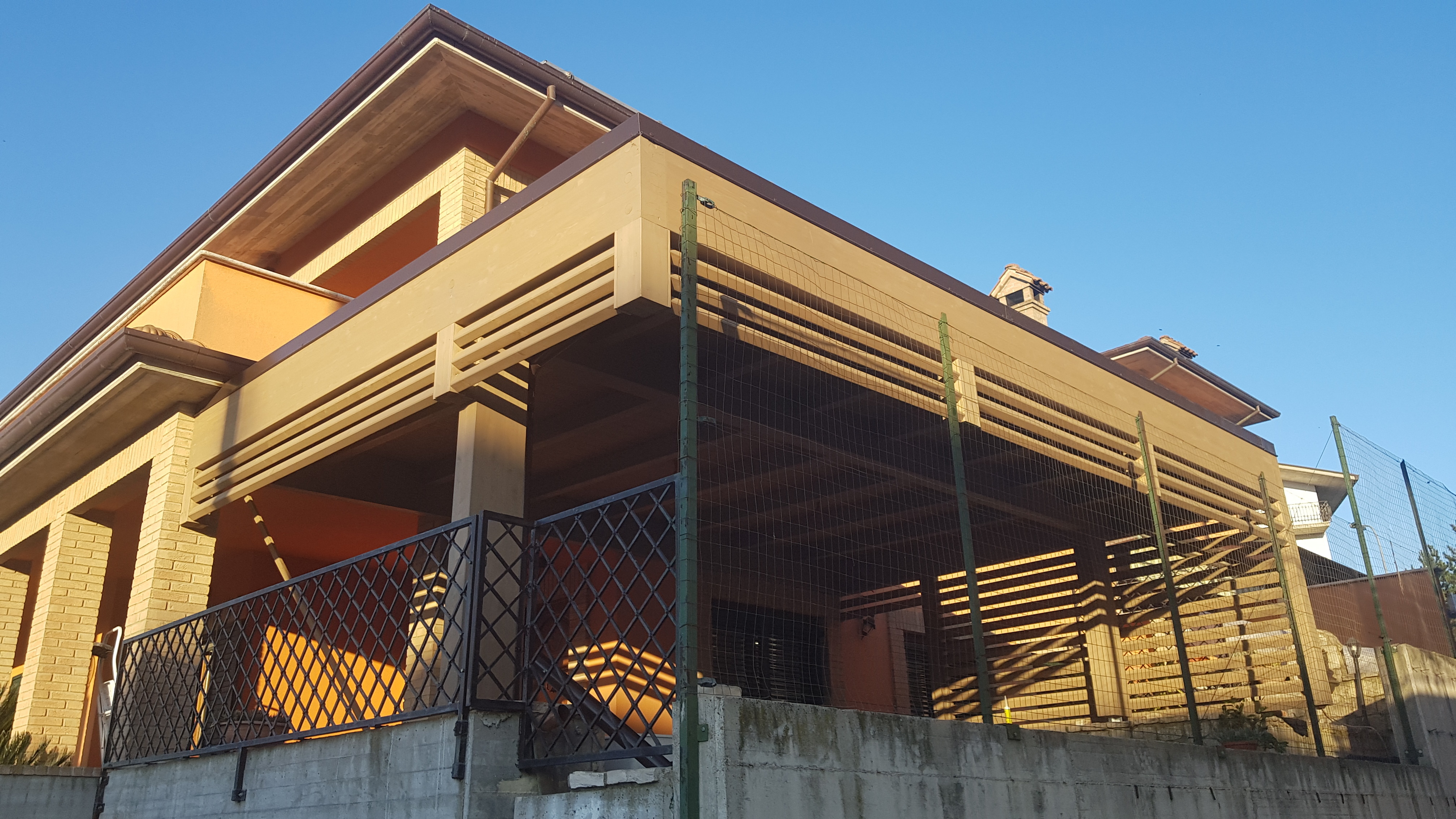 2019 年完成的独立住宅木结构顶部设计-1