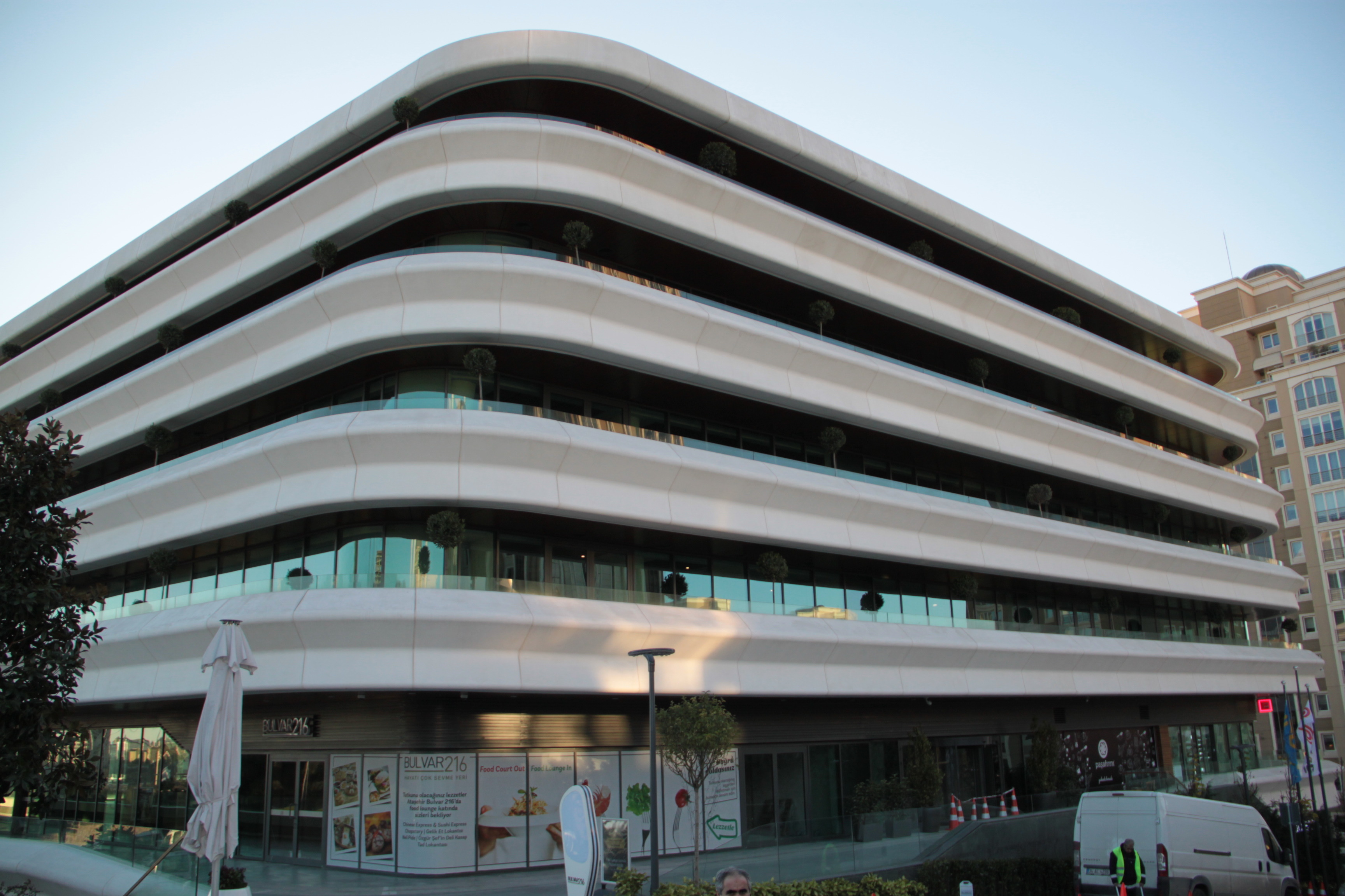 五层模块化办公室，和谐融入城市与宗教环境-4