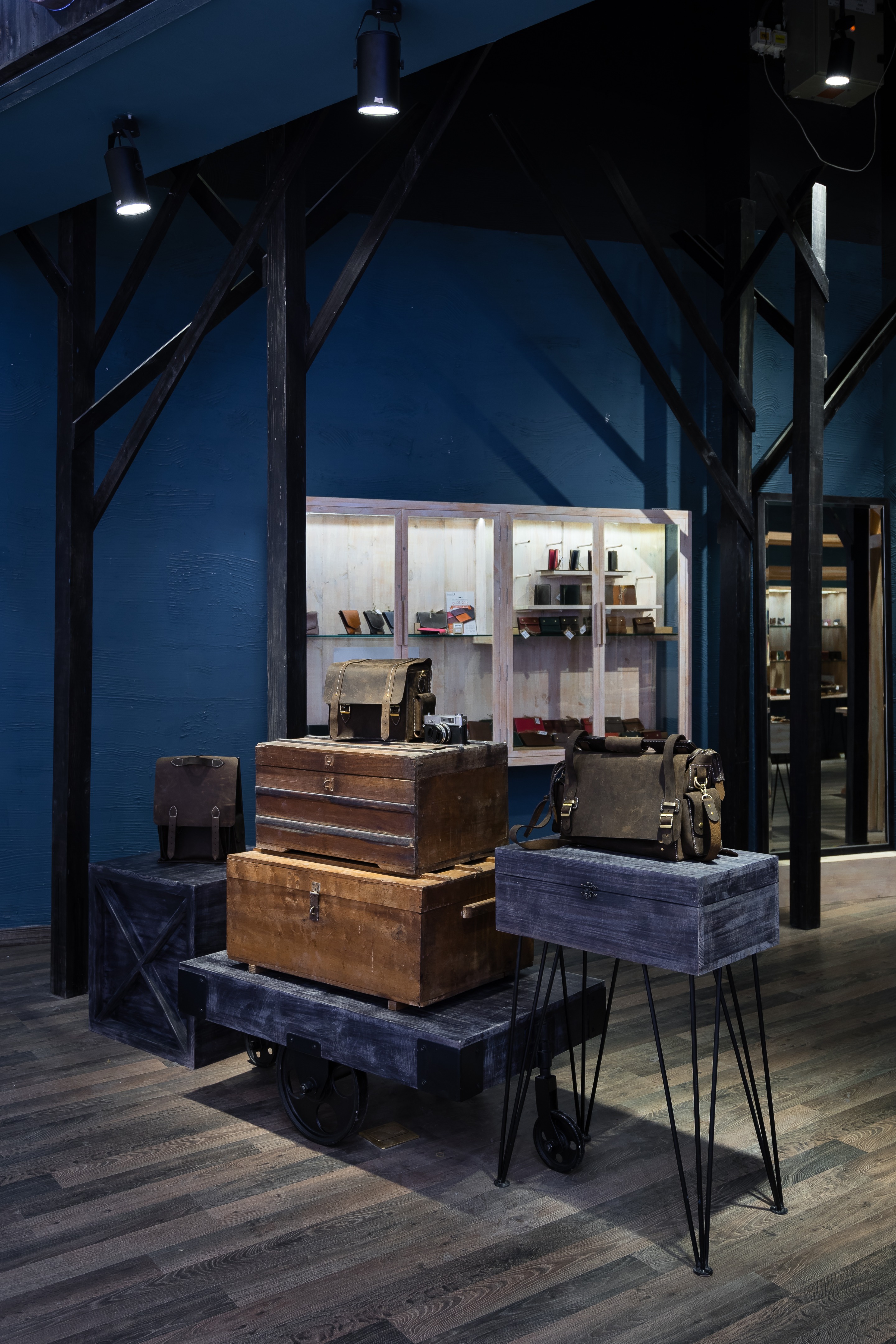 雾晨森林中的手工皮革店-12