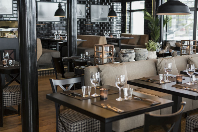 芬兰最大游艇码头餐厅翻新，打造年轻时尚的海鲜牛排馆-15