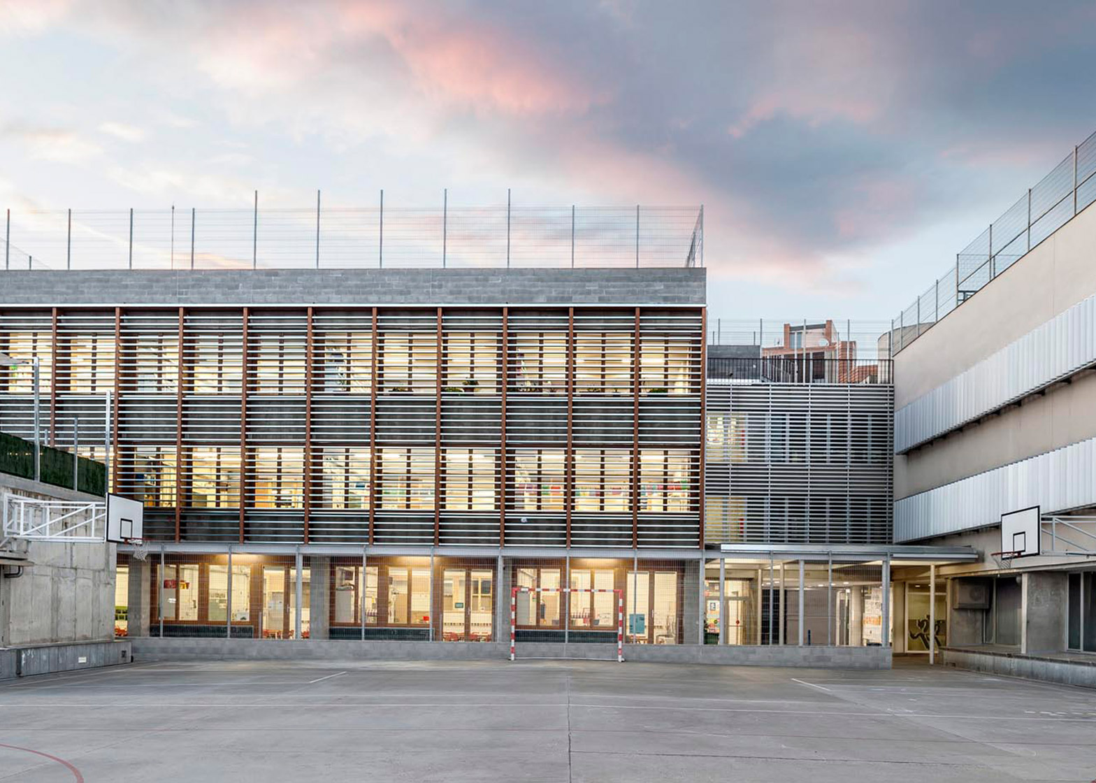 H 建筑事务所用新的外立面升级了 20 世纪 50 年代的学校建筑-0