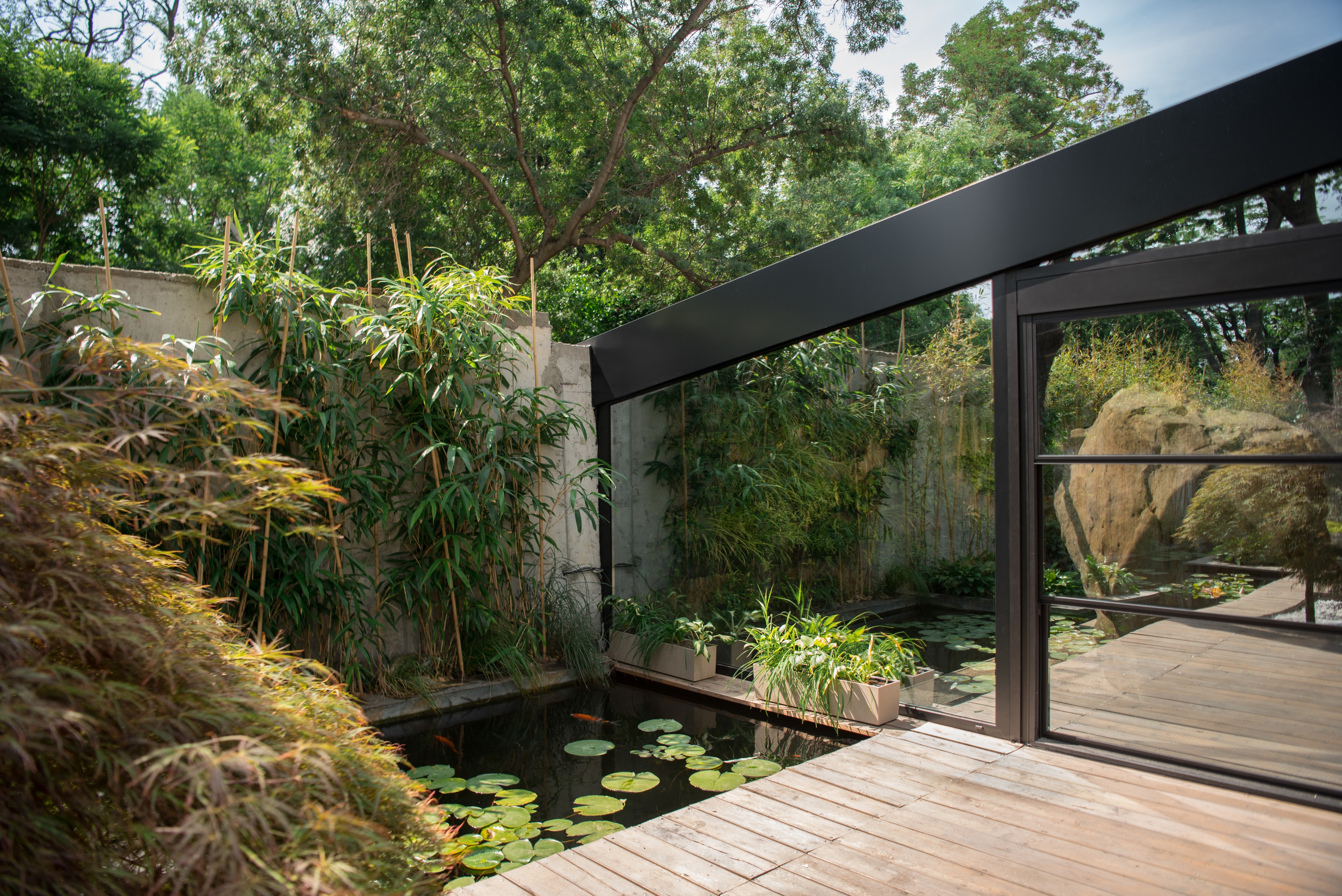 乌克兰 Azuma 餐厅露台 | 城市绿洲的餐饮空间-0