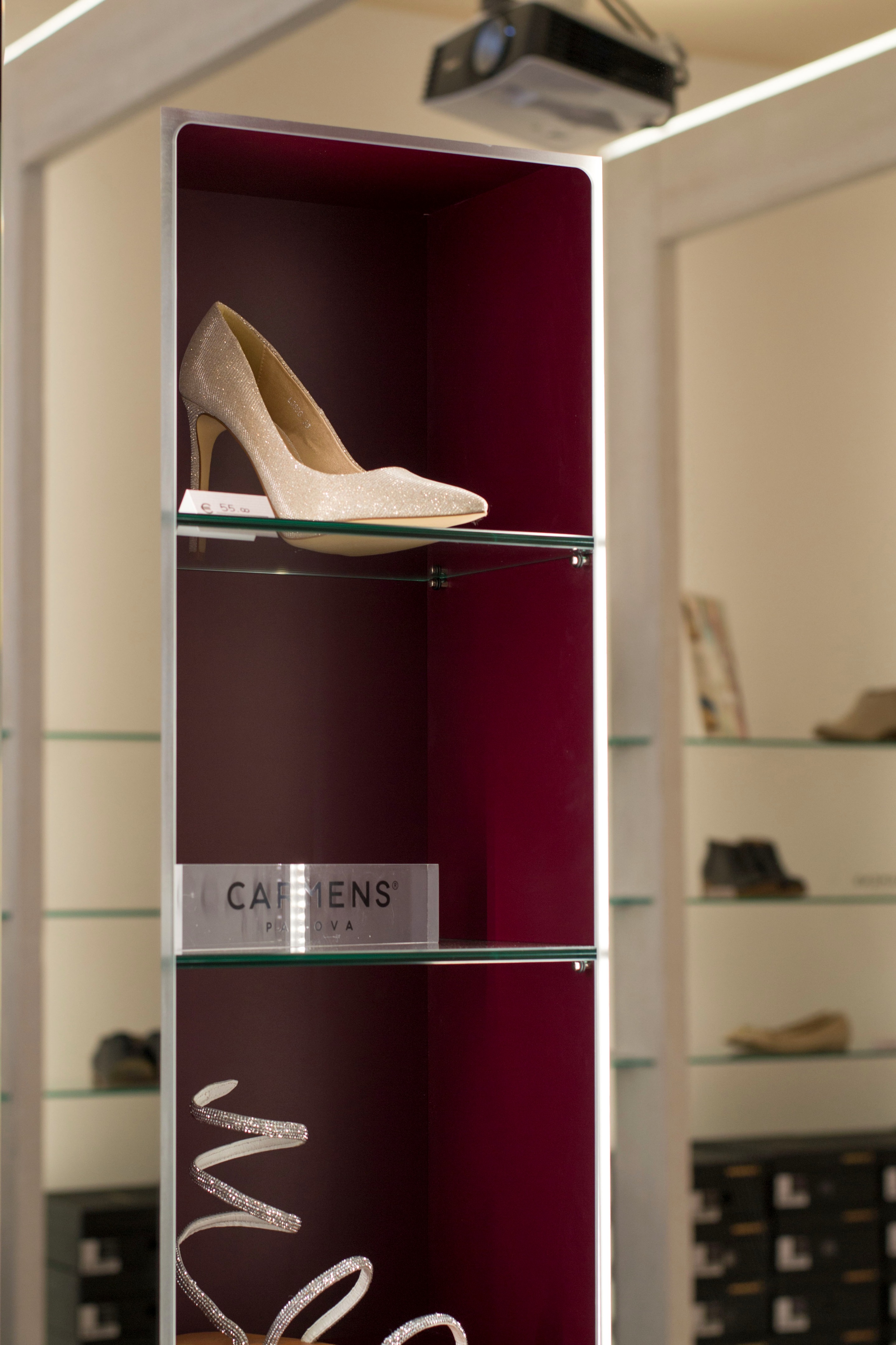 海滩边的"皮革"变身,打造全年展示优雅的鞋子店-13