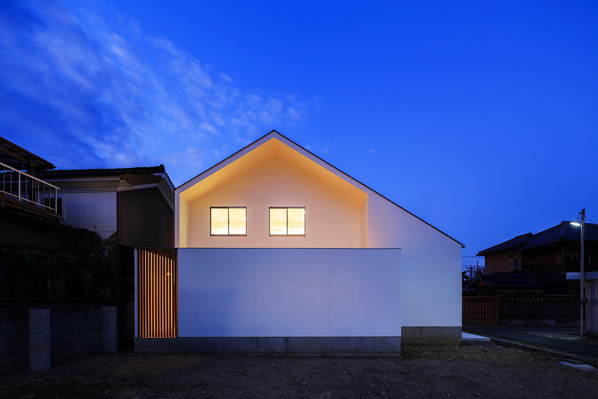 京都豪斯洛极简住宅 | 木质定制空间与倾斜天花板设计-4