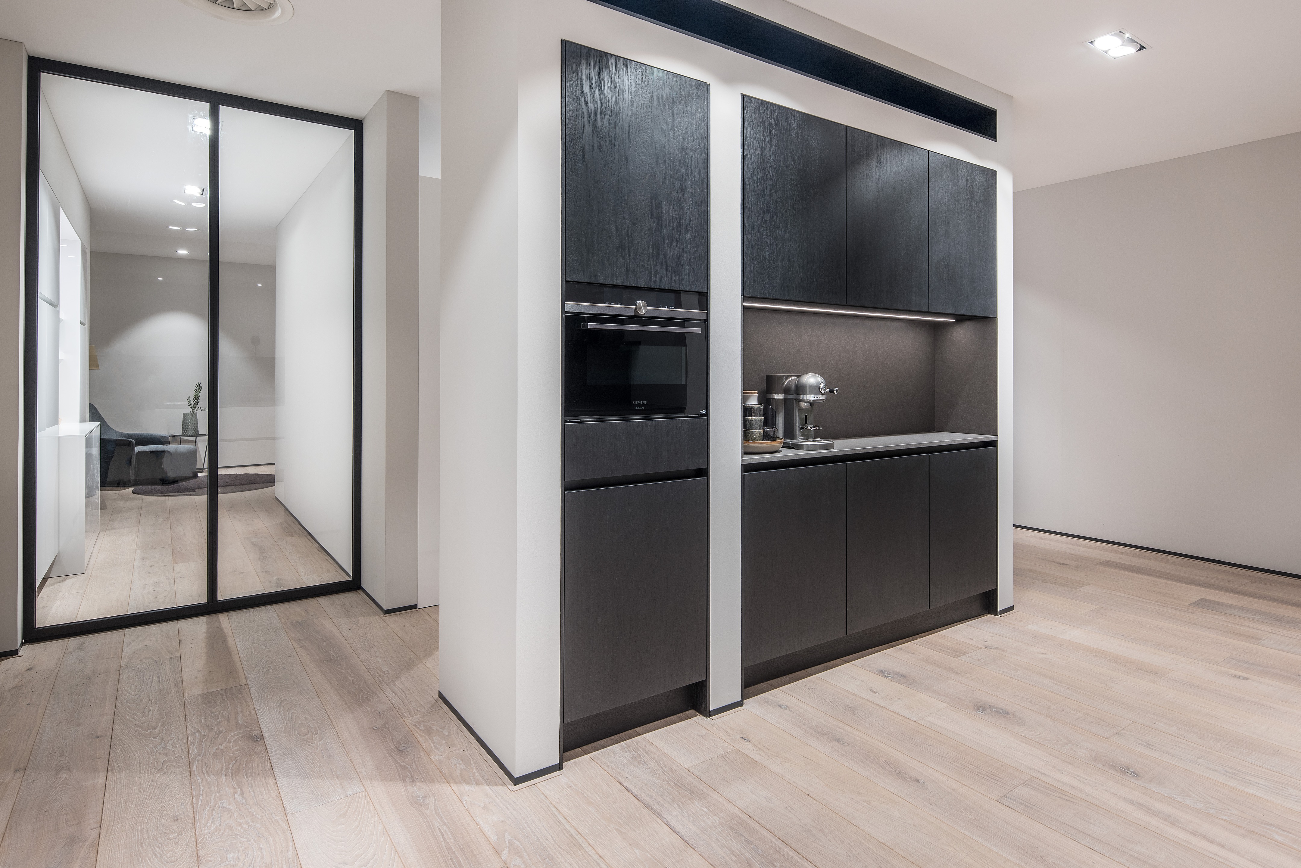 荷兰厨房展示厅的白色细锯橡木地板设计-5