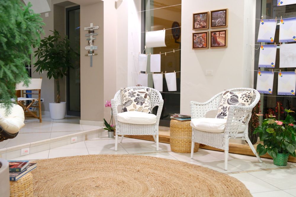 定制化木饰打造私密旅游咨询空间-18