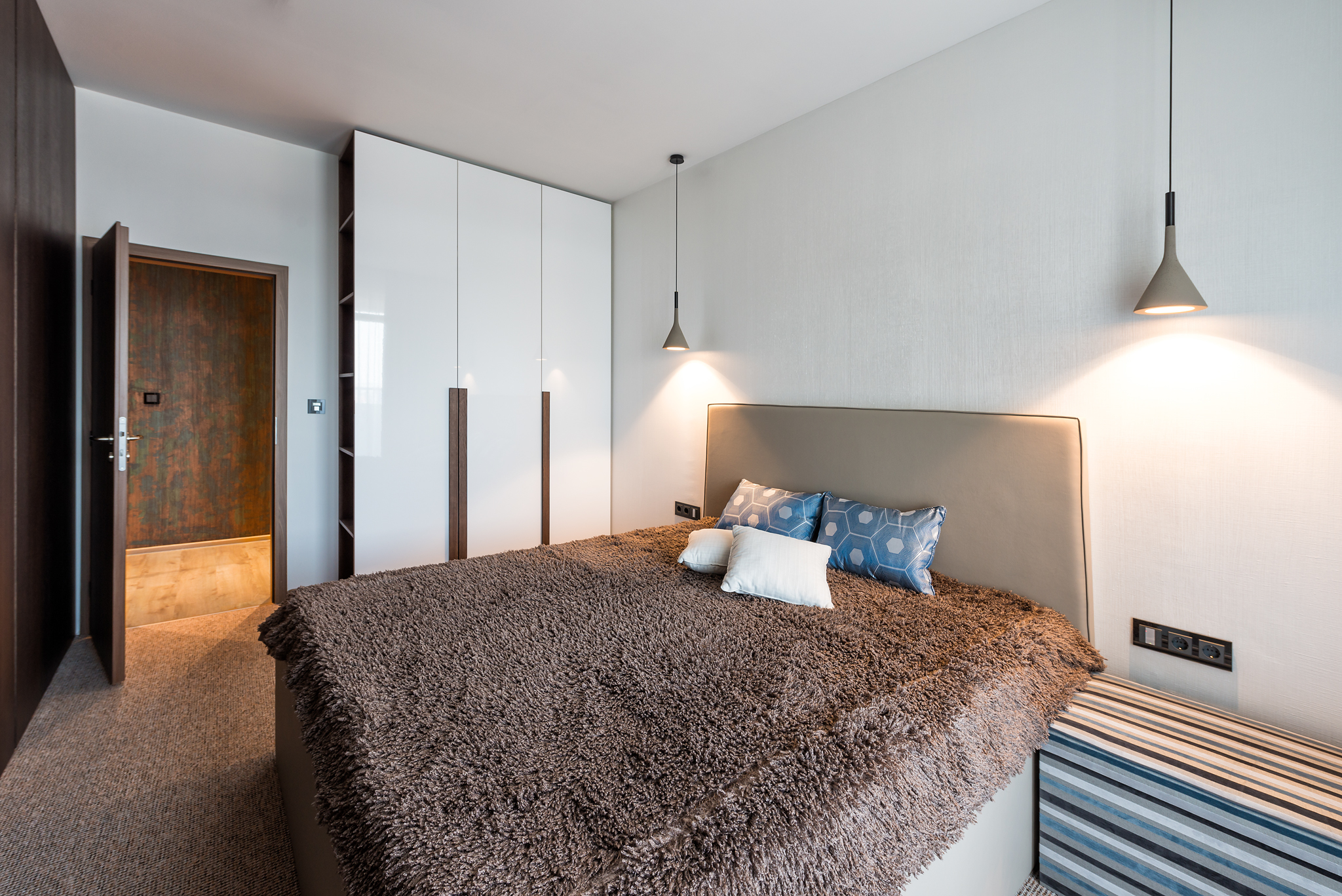 温暖米色卧室，简约实用-4