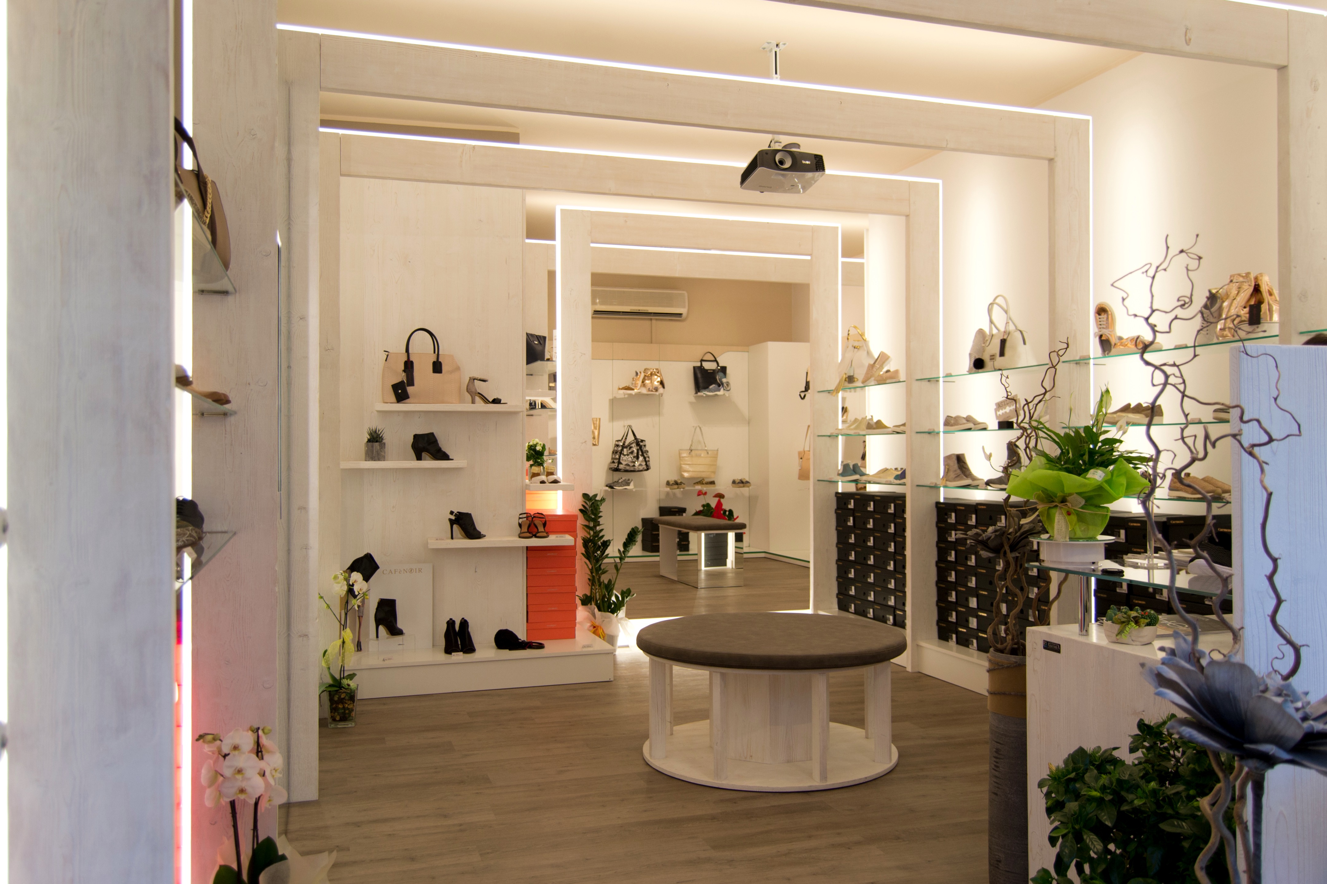 海滩边的"皮革"变身，打造全年展示优雅的鞋子店-1