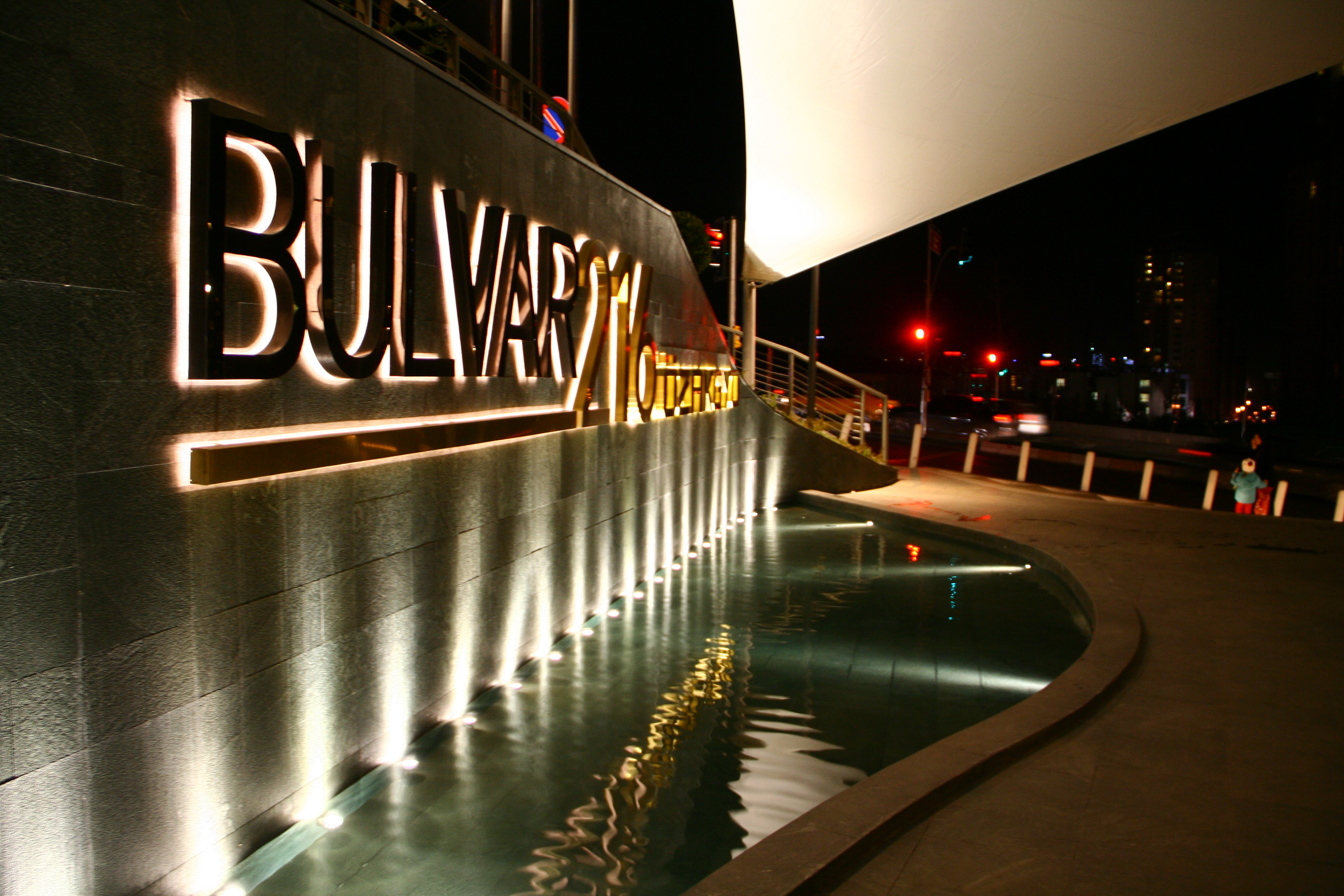 五层模块化办公室，和谐融入城市与宗教环境-12