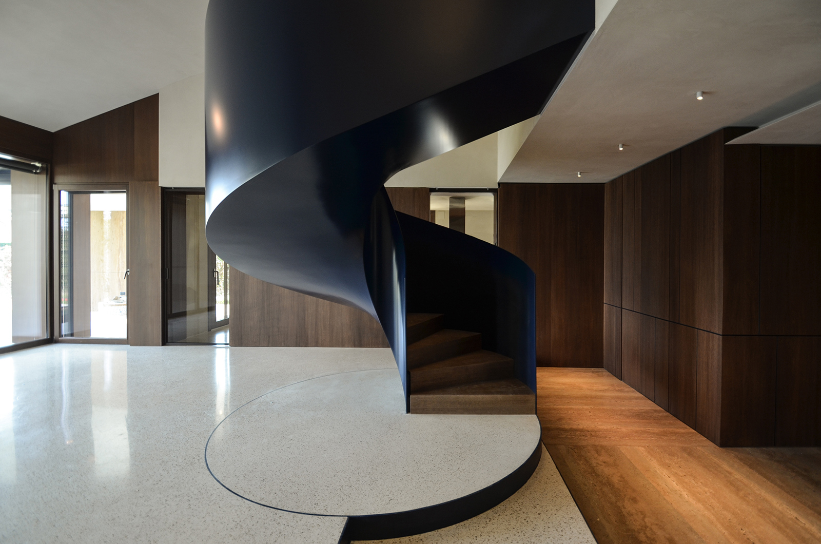 2018 年完成的意大利 60 年代住宅翻新设计-12