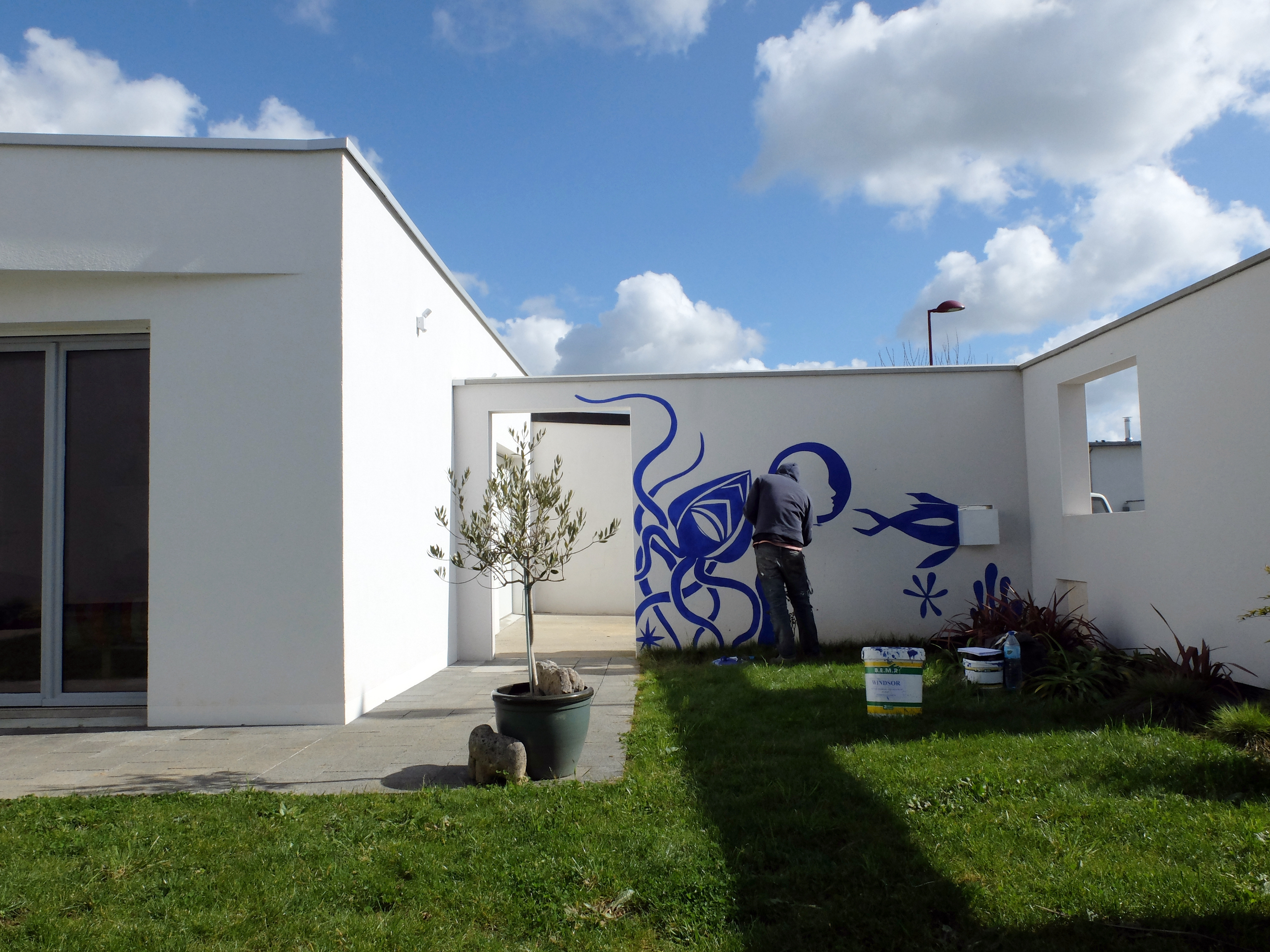 现代简约家居，光影与隐私的和谐共生-7