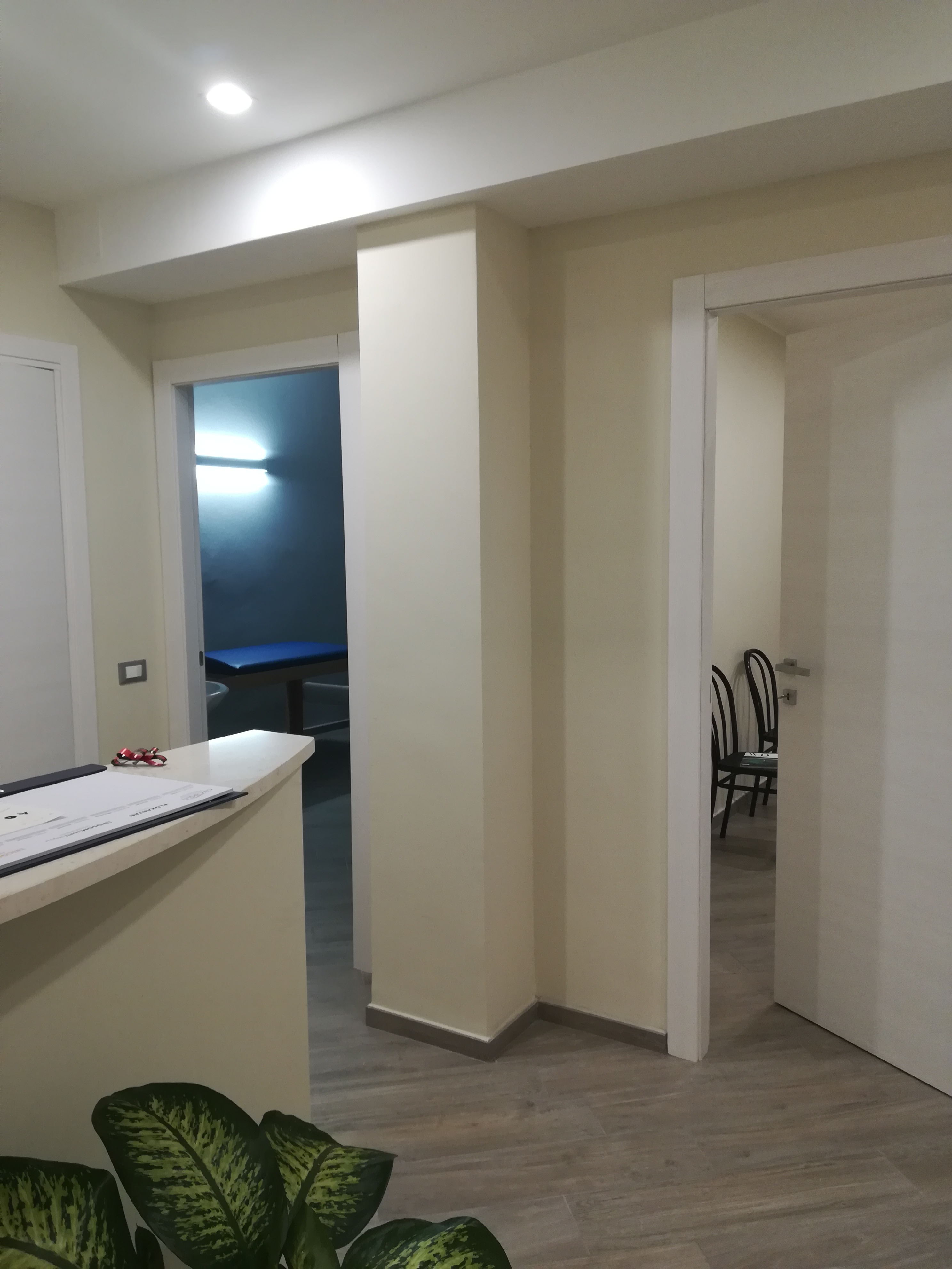 运动医学诊所 | 优雅的灰色与温暖的原木-0