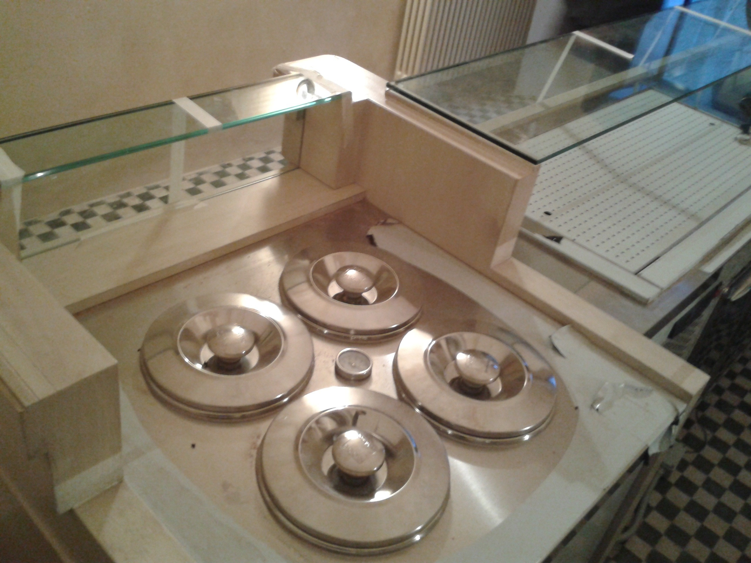 历史建筑中的现代咖啡馆-1