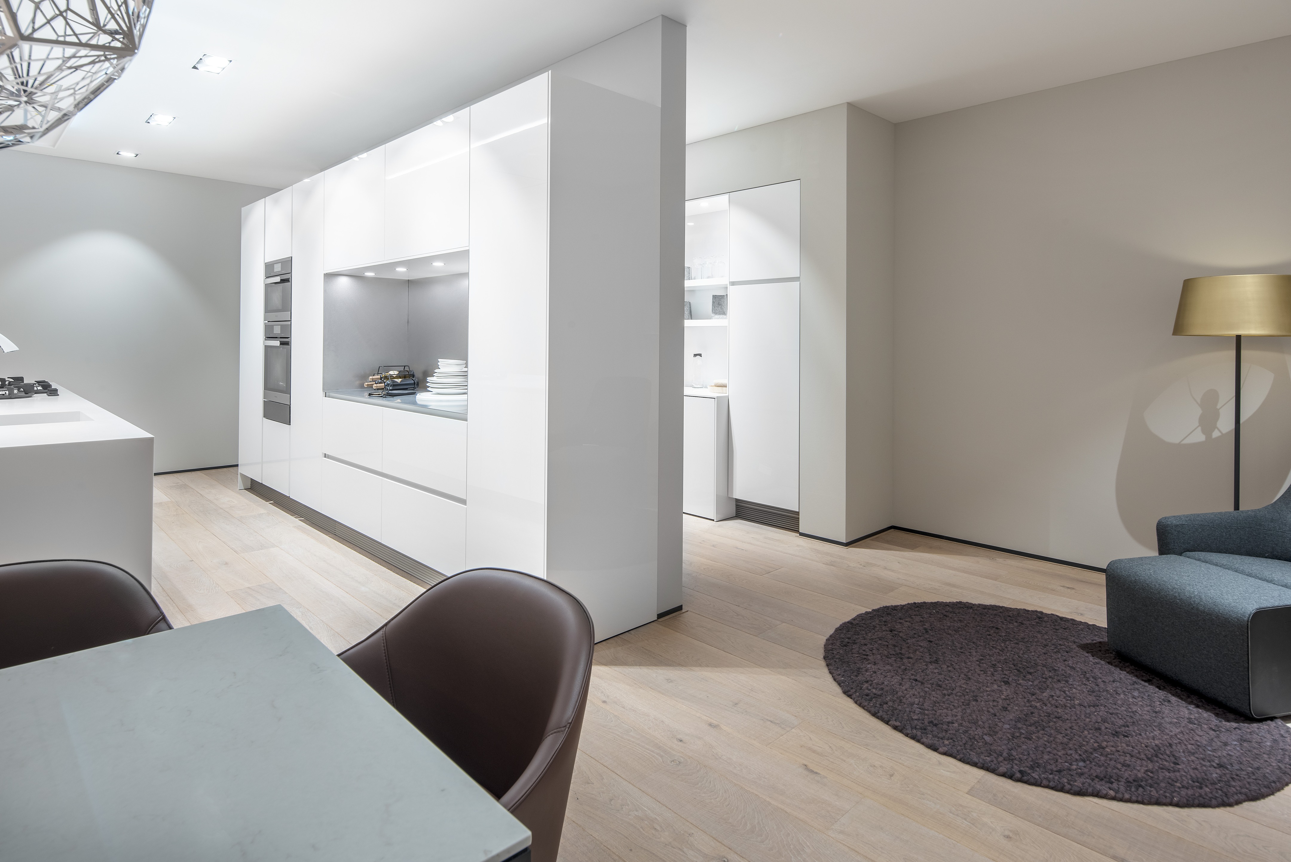 荷兰厨房展示厅的白色细锯橡木地板设计-7