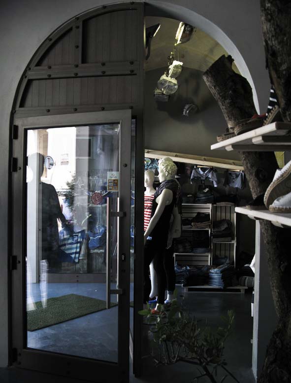 废旧车间变时尚商店的创意重生-4